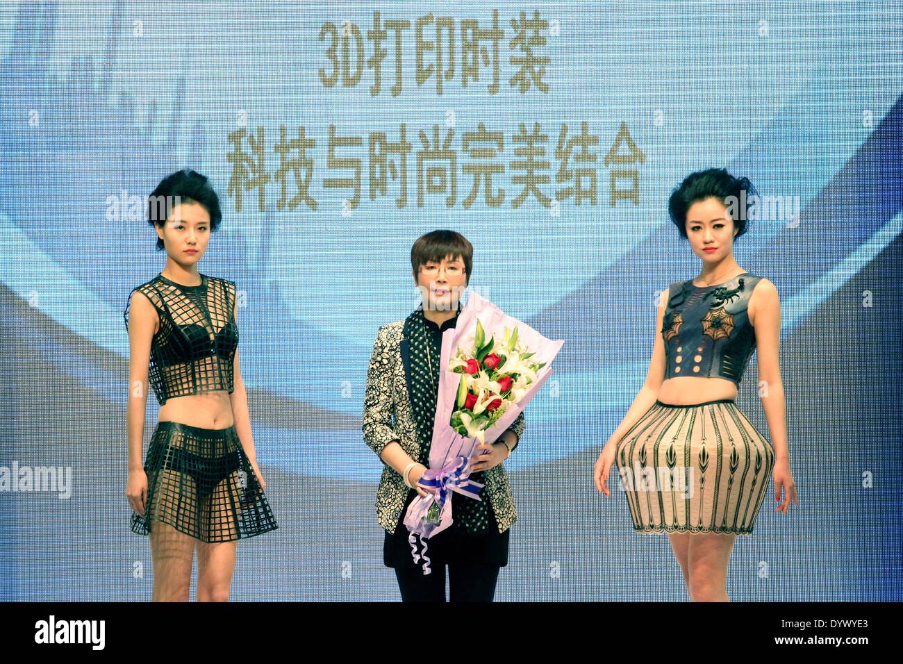 Qingdao. Apr 26, 2014. Concepteur de modèles et d'assister à une réunion de lancement de créations faites par 3-d'imprimante lors du 2014 Chine (Shanghai) International Fashion Week à Qingdao, province de Shandong en Chine orientale, le 26 avril 2014. Le défilé de cinq jours a débuté le samedi. Source : Xinhua/Alamy Live News Banque D'Images