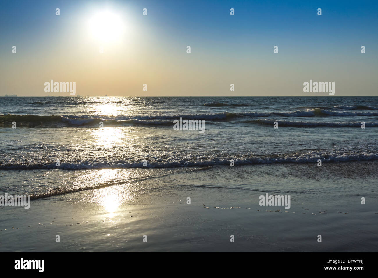 Vue panoramique de la plage de Goa à beau lever de soleil au-dessus de la mer d'Oman. La réflexion sur la surface de la mer soleil Banque D'Images