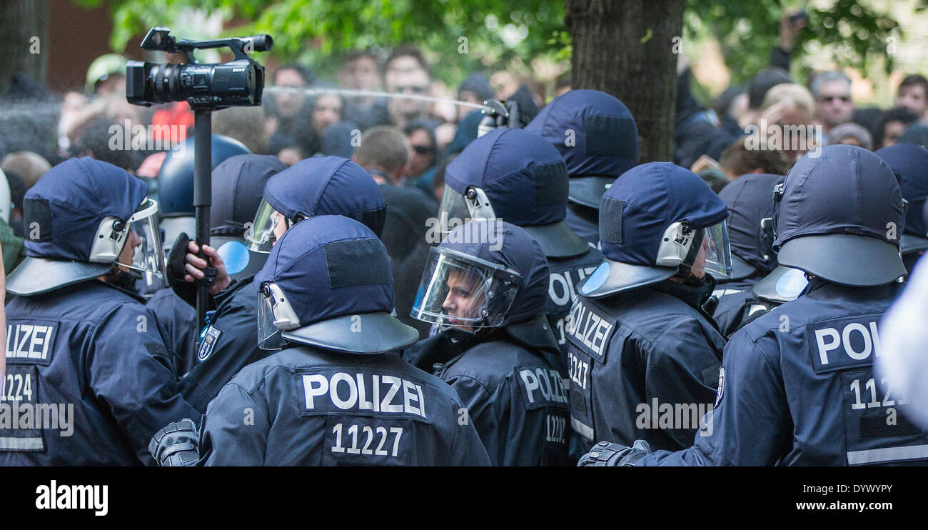 Berlin, Allemagne. Apr 26, 2014. La police utilise du gaz poivré sur aile gauche contre-manifestant à Berlin, Allemagne, 26 avril 2014. Plusieurs milliers de personnes protestent contre l'extrême droite Parti National Démocrate d'Allemagne (NPD) qui projette de rassembler à travers le quartier de Kreuzberg, qui est connue pour sa culture alternative. Photo : HANNIBAL/dpa/Alamy Live News Banque D'Images