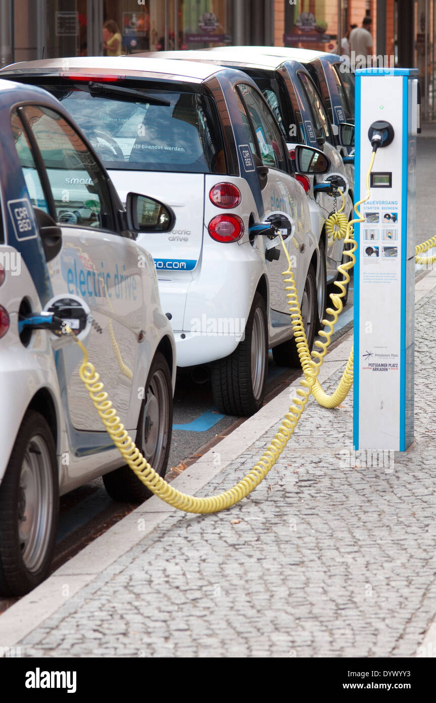 Allemagne, Berlin, Potsdamer Platz, voitures électriques Mercedes, Câble de chargement d'un véhicule électrique. Banque D'Images