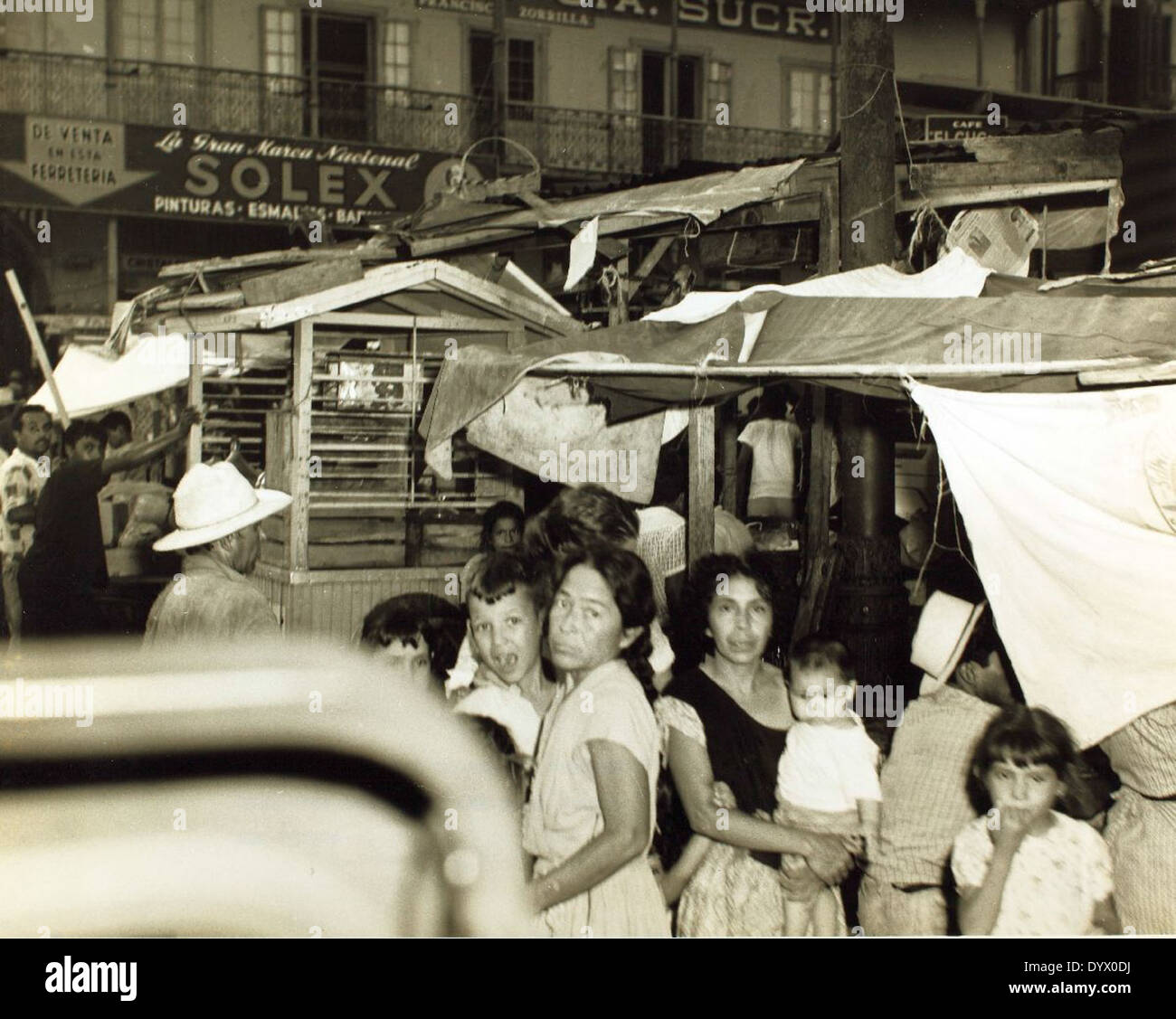 Un abri temporaire construit dans le centre de Tampico, au Mexique, a été photographié lors d'un événement important. Ces abris ont souvent été construits en réponse à des catastrophes ou à des activités militaires, fournissant des secours immédiats aux populations touchées. Banque D'Images