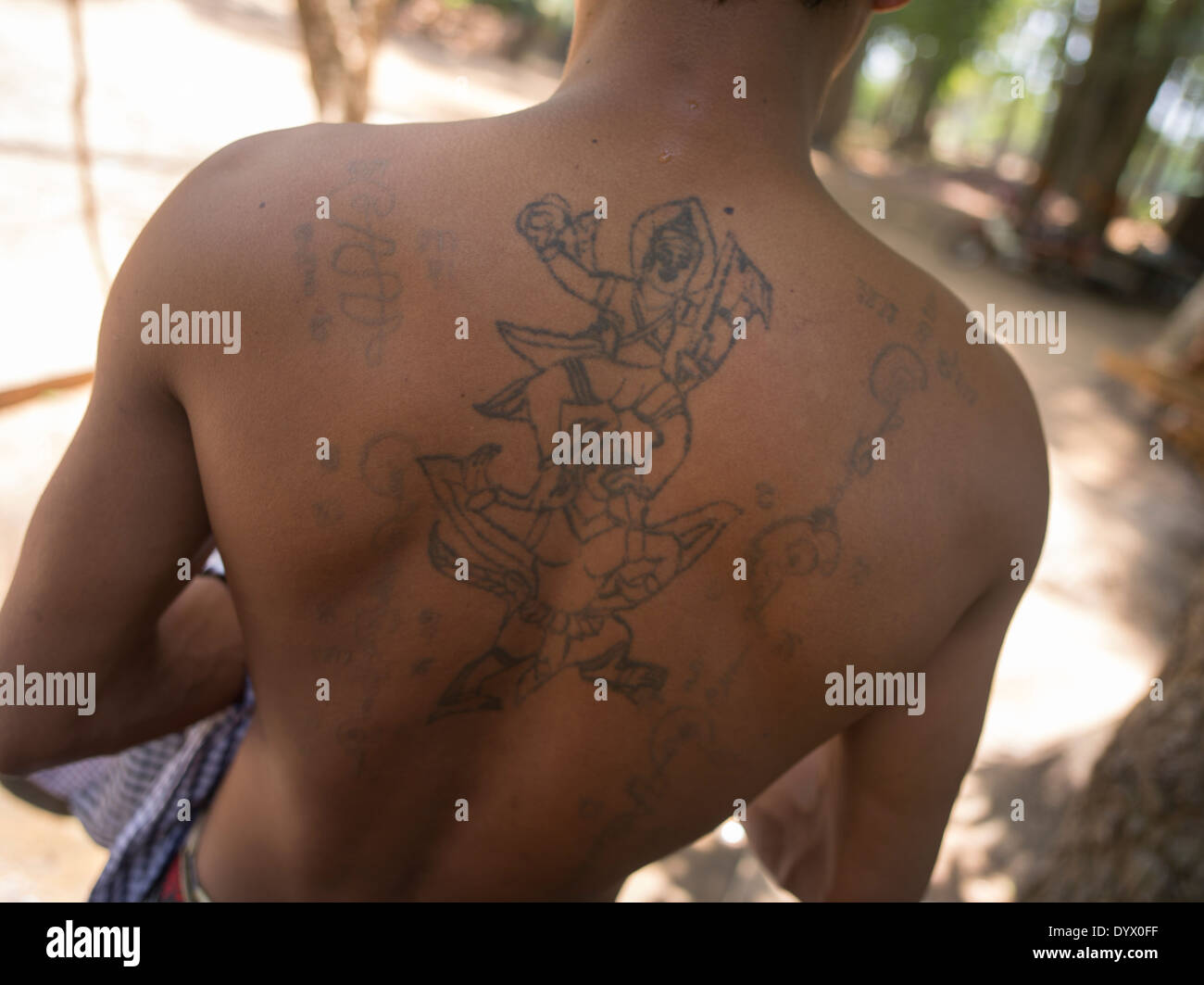 Moine avec tatouages bouddhiste Temple Lolei ( Du Roluos ) , Siem Reap, Cambodge Banque D'Images
