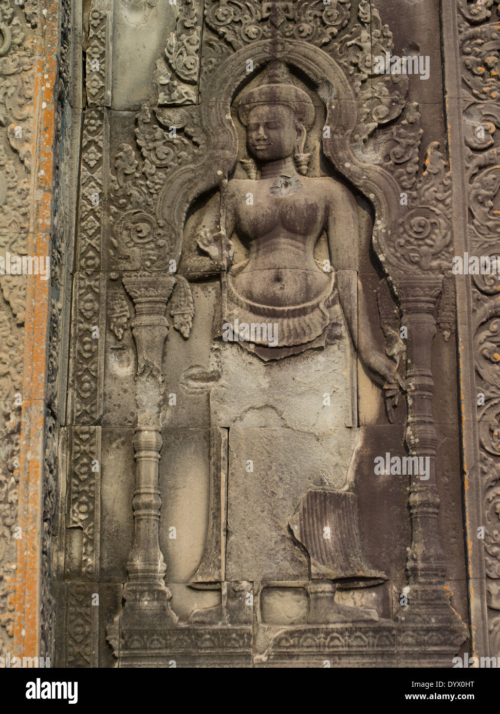 Sculpture bas-relief d'Apsara en grès à Phnom Bakheng, Siem Reap, Cambodge Banque D'Images