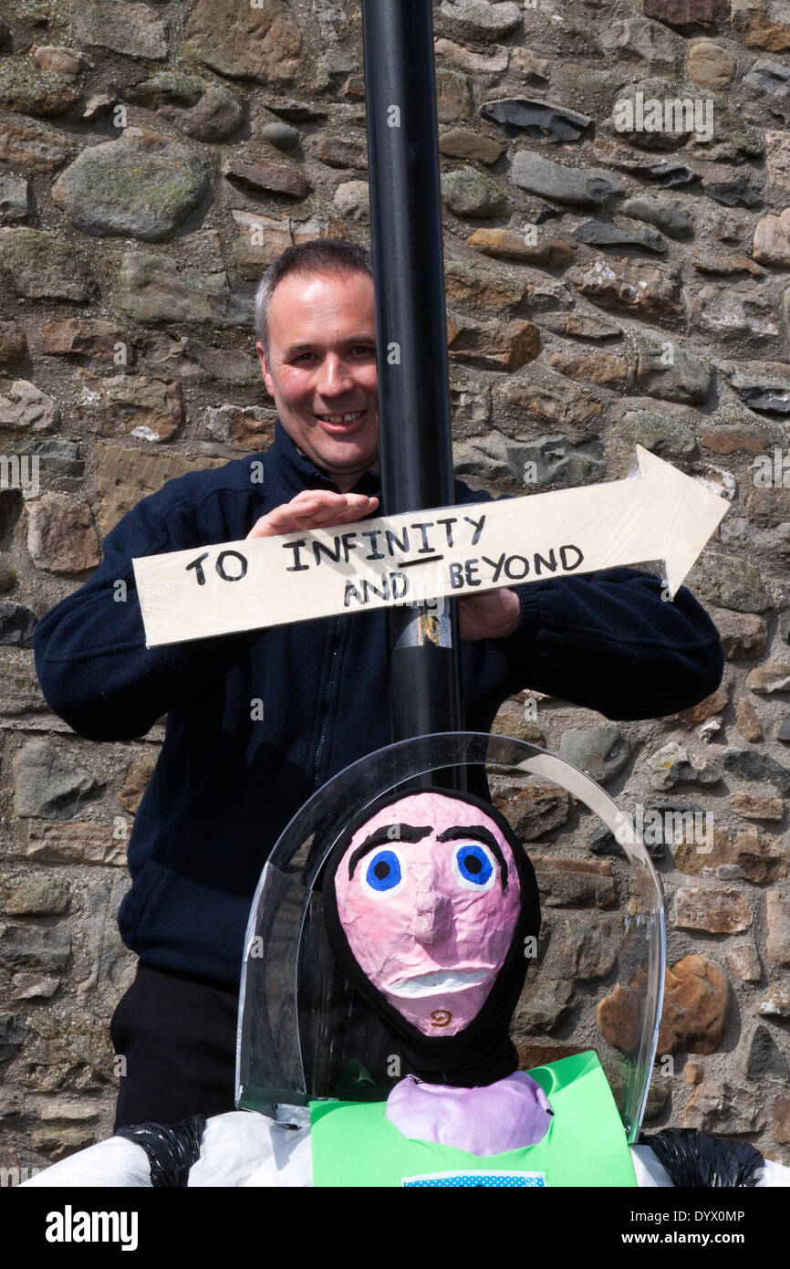 Wray, Lancaster, UK 26 avril, 2014. Raymopnd Atkinson & Buzz année-lumière à l'épouvantail de l'arrêt Wray Festival qui a ouvert ses portes le samedi 26 avril, 2014 pour une série d'événements dont 10 km de course, l'Épouvantail, défilé et fête foraine. Le Festival de l'Épouvantail, fondé en 1995, a lieu chaque année, avec un thème différent dans la semaine qui précède le jour de mai quand il y a une foire. Au cours de la semaine il y a des rafraîchissements servis tous les jours dans la salle des fêtes et un défilé des géants. Les villageois mis en place 'Hero's & Villains' épouvantails à l'extérieur de la maison cette année. Credit : Mar Photographics/Alamy Live News Banque D'Images