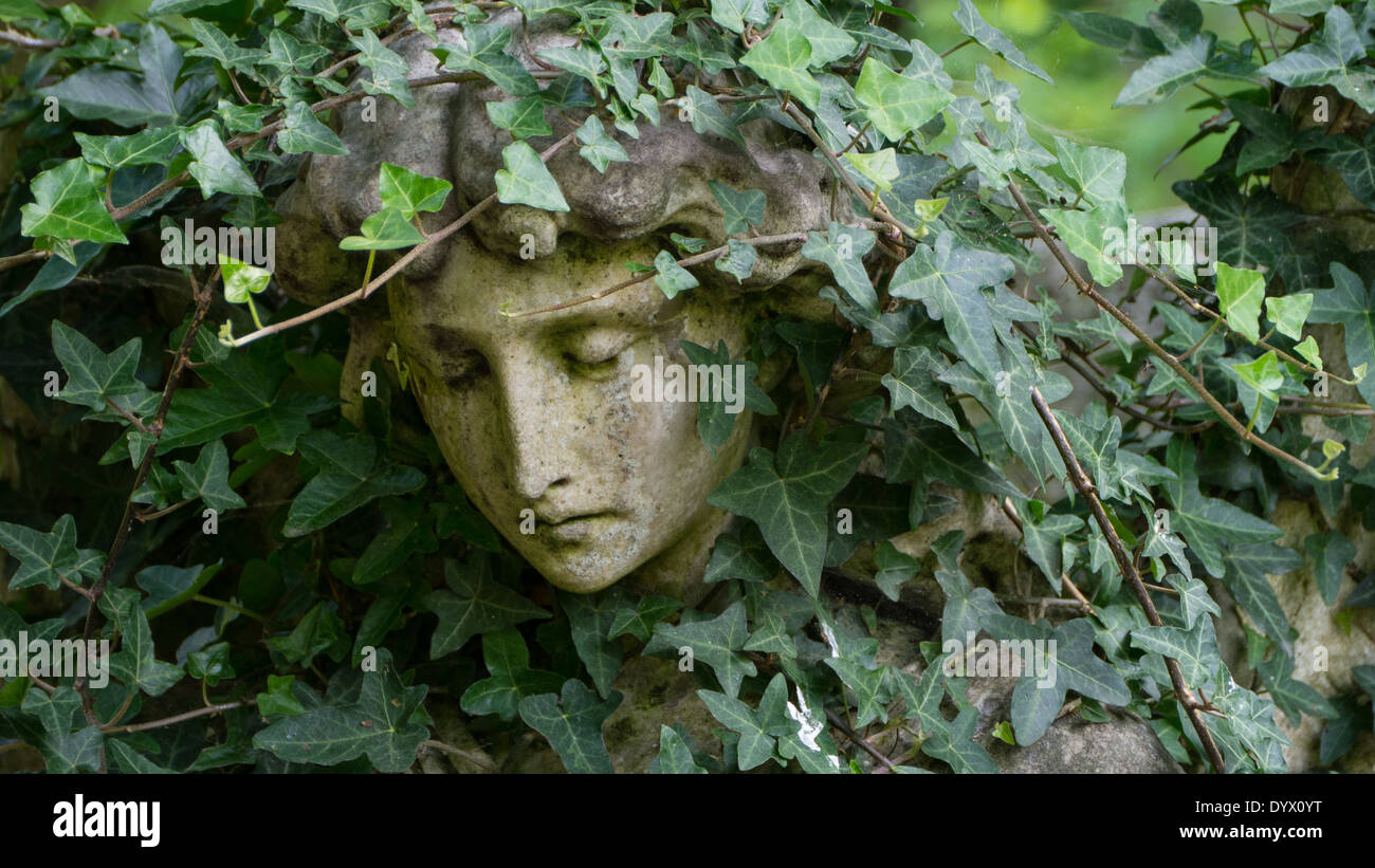 Tombes au Cimetière de Highgate, Londres. Banque D'Images