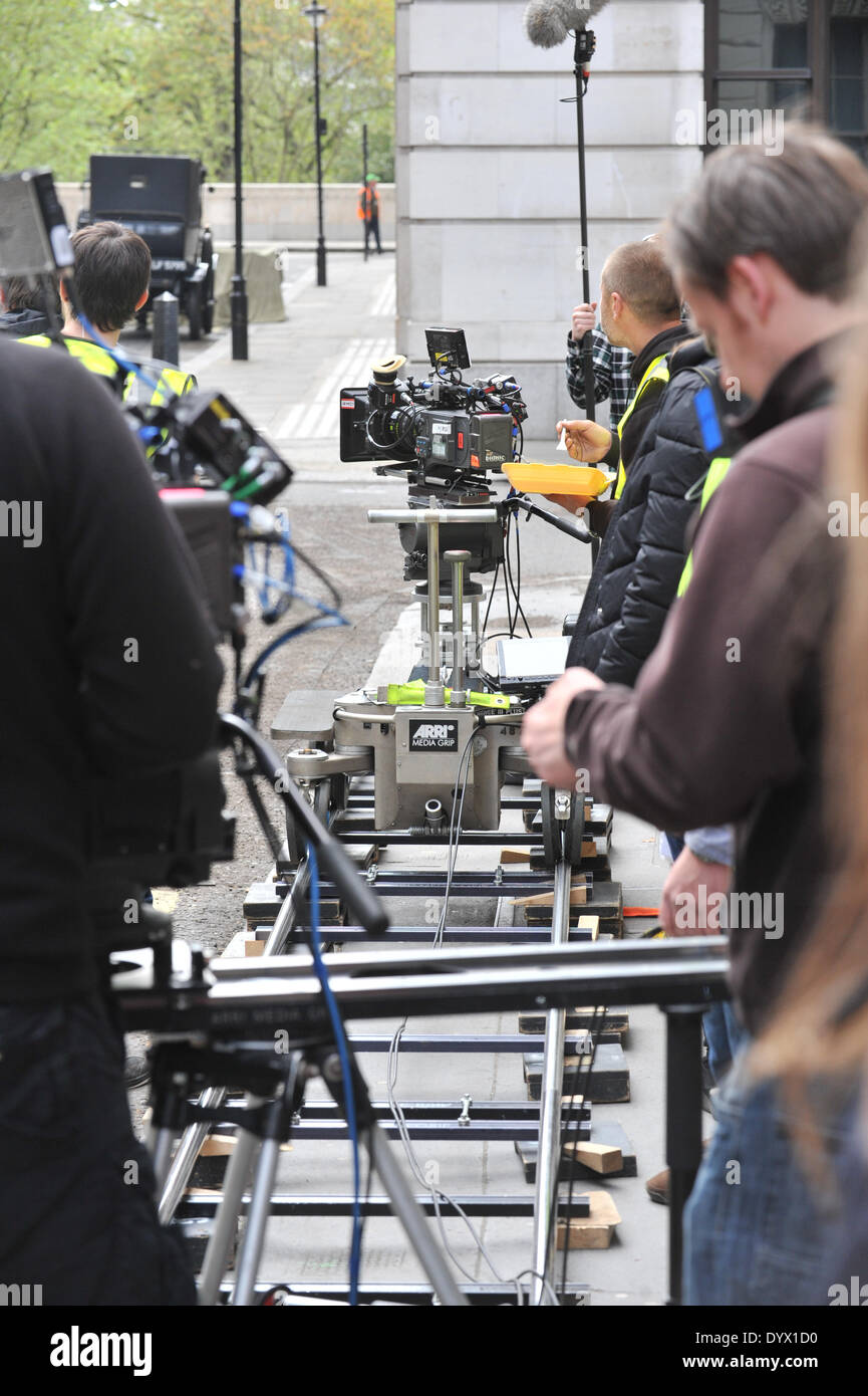 Le Strand, London, UK. 26 avril. L'équipe de production pour préparer une scène de Downton Abbey en tournage près de The Strand. Crédit : Matthieu Chattle/Alamy Live News Banque D'Images