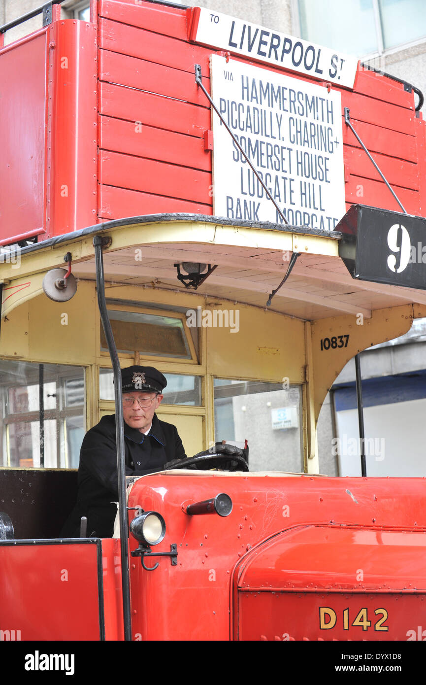 Le Strand, London, UK. 26 avril. Un acteur conduire un autobus se prépare pour une scène de Downton Abbey en tournage près de The Strand. Crédit : Matthieu Chattle/Alamy Live News Banque D'Images