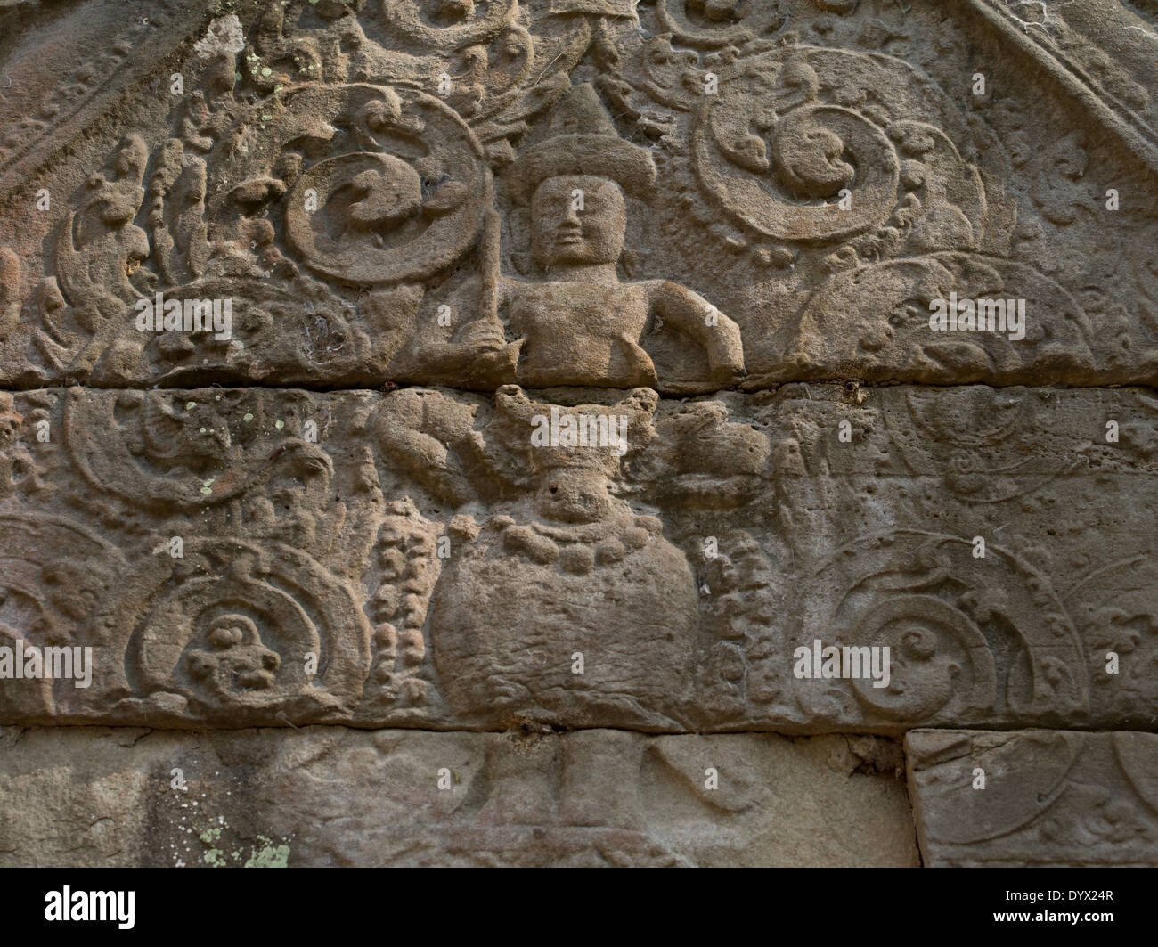 Sculptures sur pierre sur le linteau au-dessus d'une porte au Prasat Kra Temple Chap partie de Koh Ker 127 SW de Siem Reap, Cambodge Banque D'Images