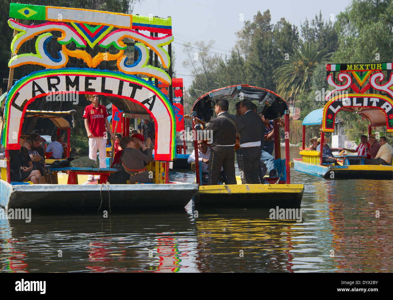 Les touristes sérénade musiciens Mexico Mexique Xochimilco Banque D'Images
