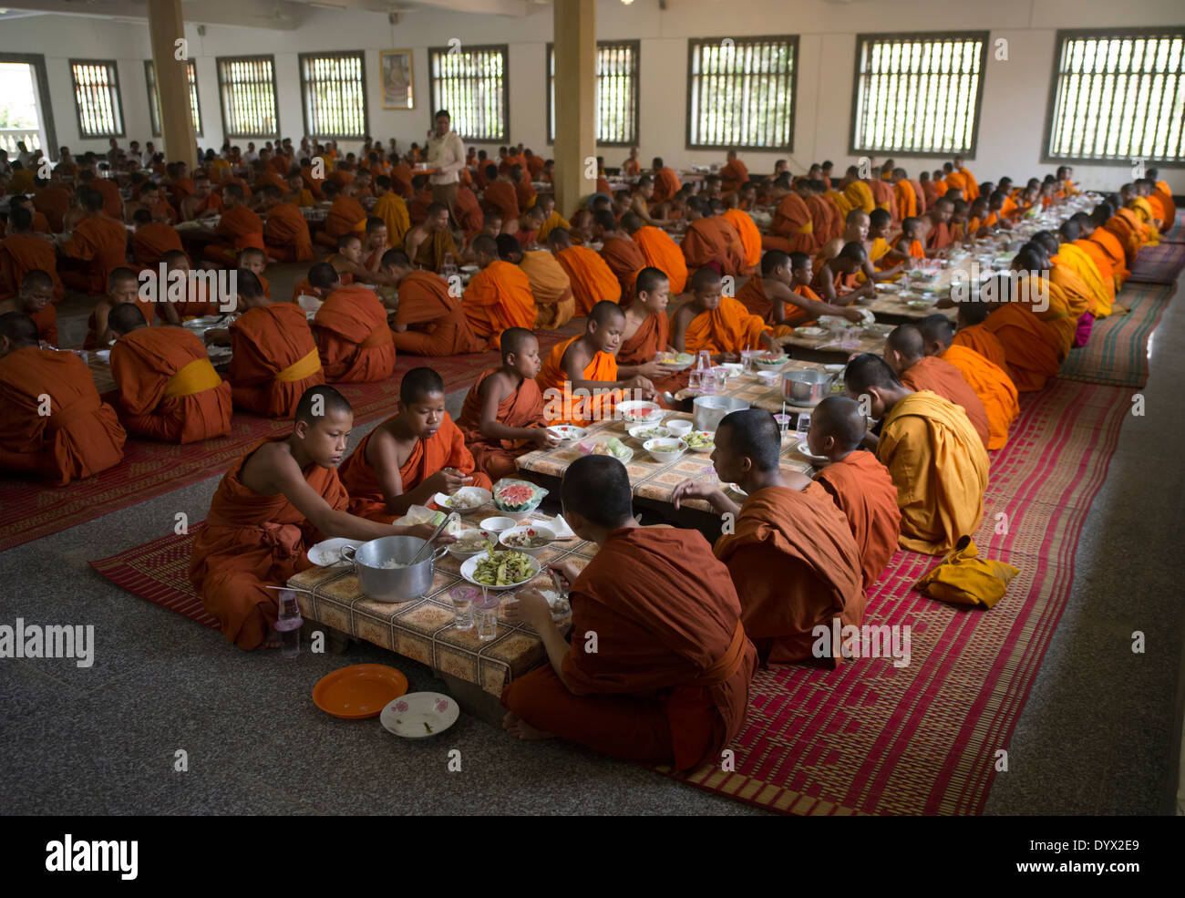 Les jeunes moines bouddhistes de manger le déjeuner au Temple de Wat Bo, Siem Reap, Cambodge Banque D'Images