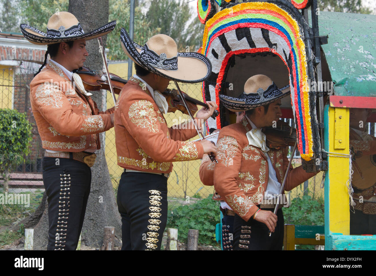 Trois violonistes mexicain en costume national Xochmilco Mexico Mexique Banque D'Images