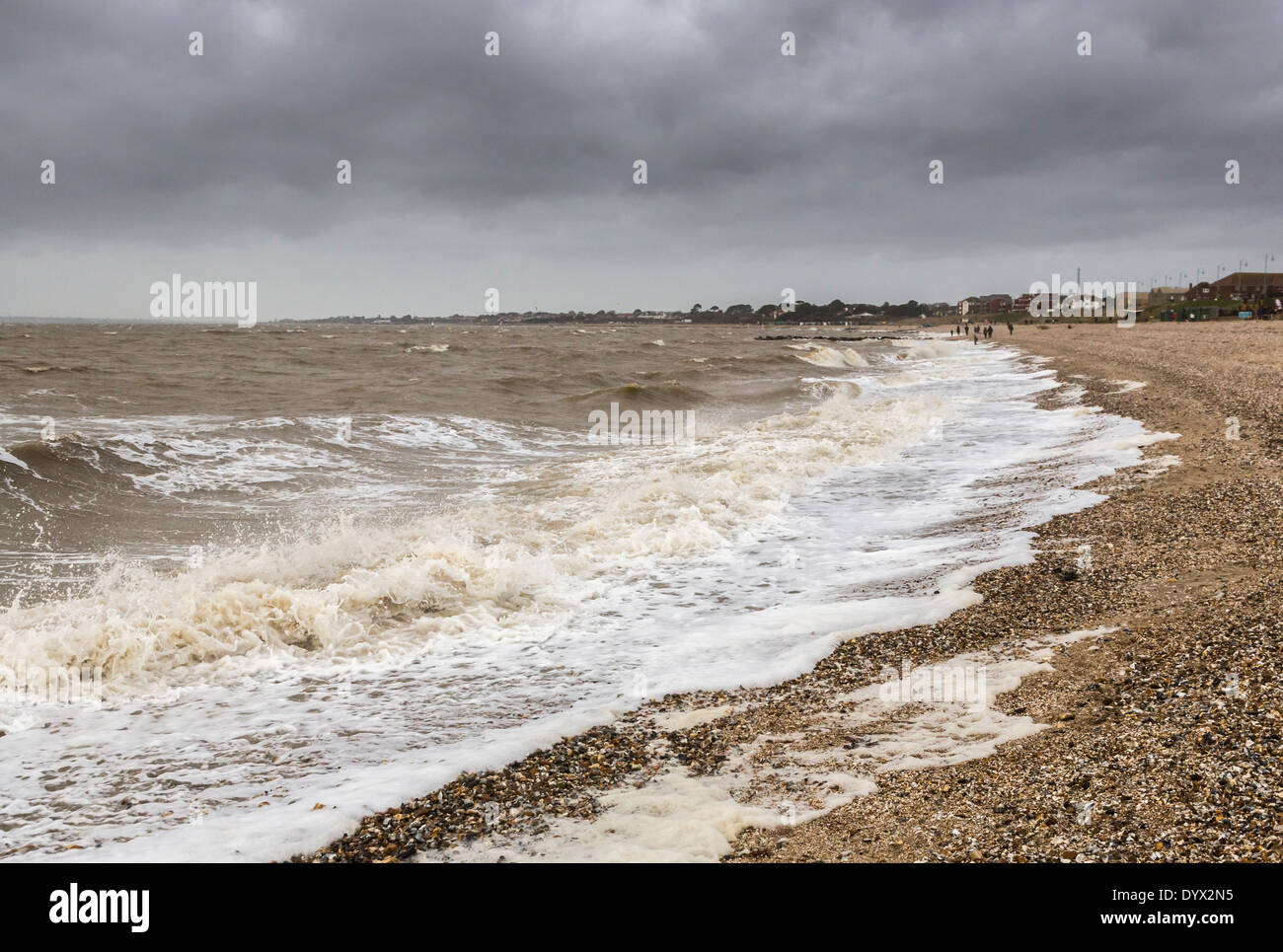 L'état de la mer et des vagues de mousse en pleine tempête avec ciel gris et menaçant nuages sombres, Lee le Solent, Hampshire Banque D'Images