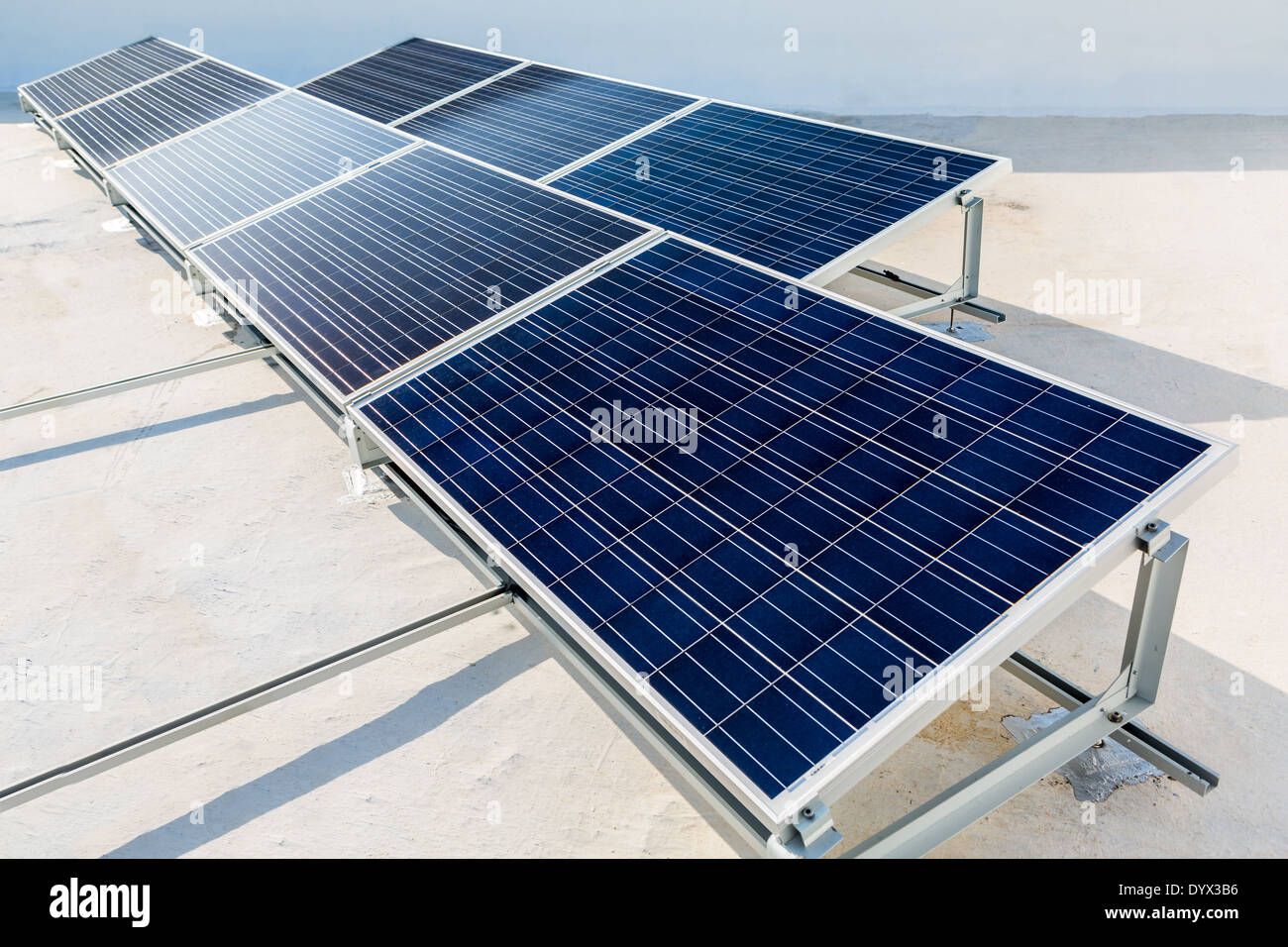 Des panneaux solaires sur un toit permanent sous une belle journée ensoleillée Banque D'Images