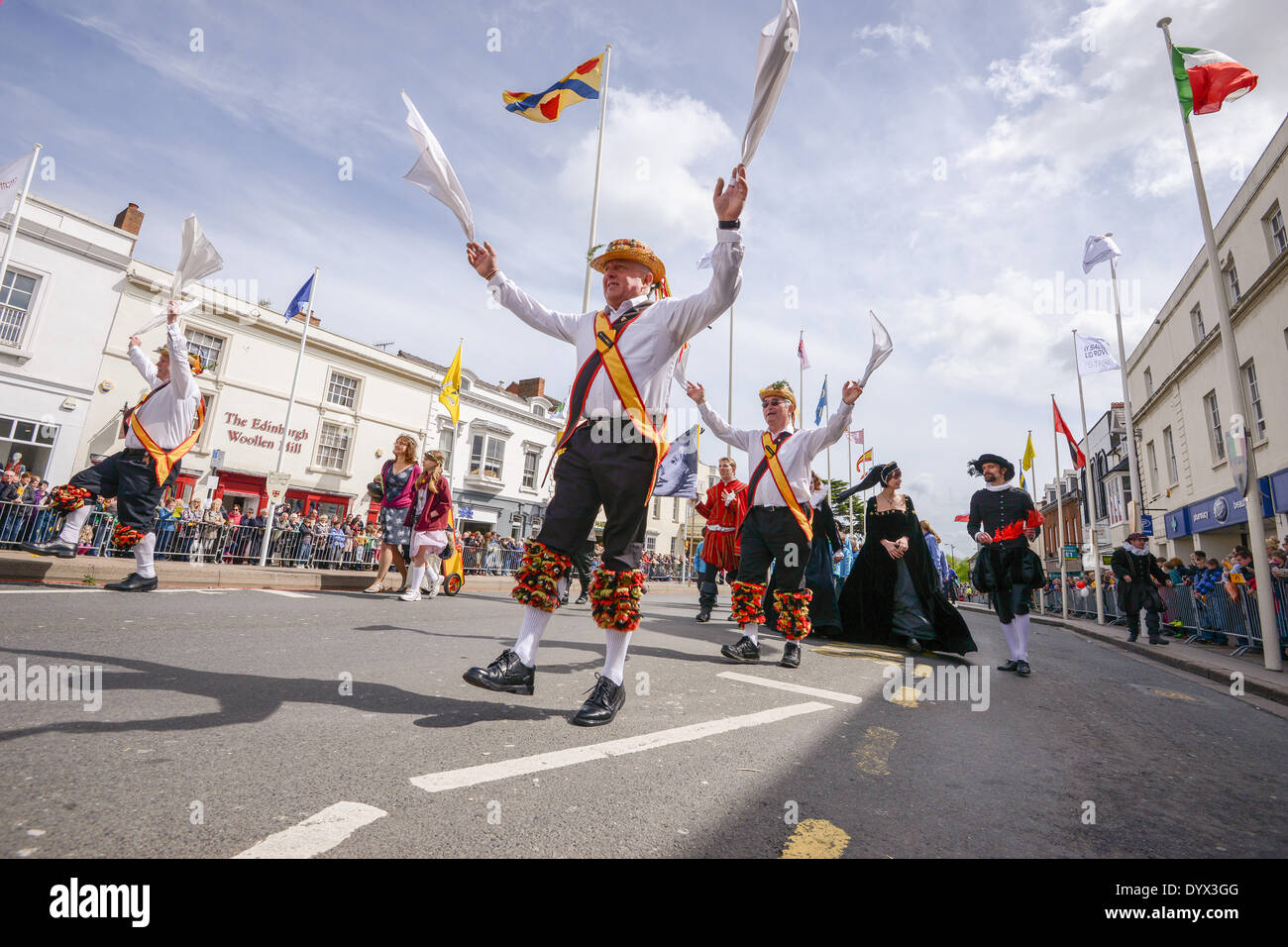 Stratford-upon-Avon, Warwickshire, Royaume-Uni. Samedi 26 avril 2014. Un défilé de carnaval et autres activités a marqué le 450e anniversaire de William Shakespeare. Morris men a diverti la foule. Crédit : Jamie Gray/Alamy Live News Banque D'Images