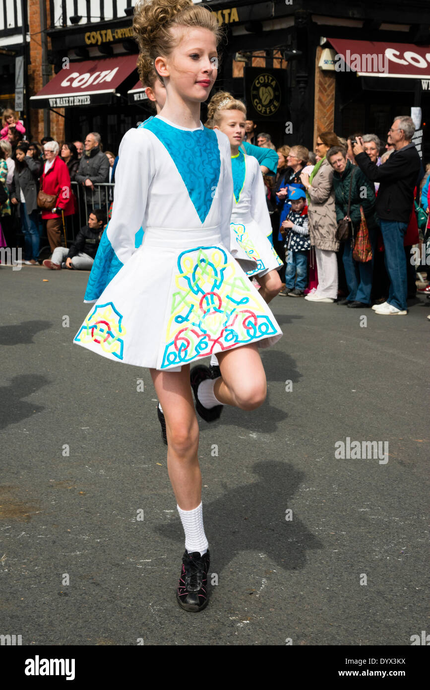 Stratford-upon-Avon, Royaume-Uni 26 avr, 2014 ,. Anniversaire de Shakespeare 2014 - 450e anniversaire de William Shakespeare à Stratford-upon-Avon, Royaume-Uni. Les jeunes filles de danse irlandaise crédit : Robert Convery/Alamy Live News Banque D'Images