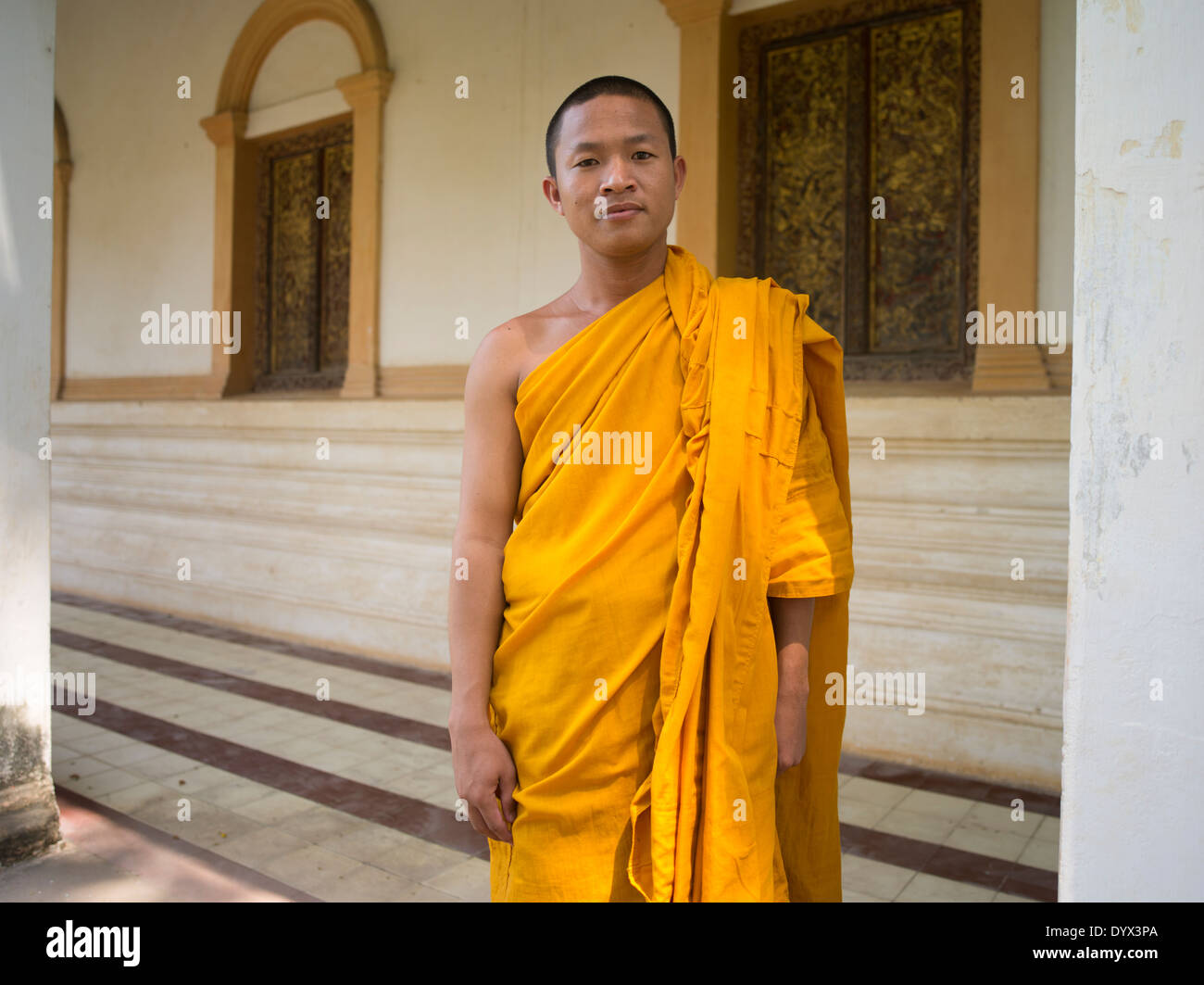 Jeune moine bouddhiste au temple Wat Dam Nak, Siem Reap, Cambodge Banque D'Images
