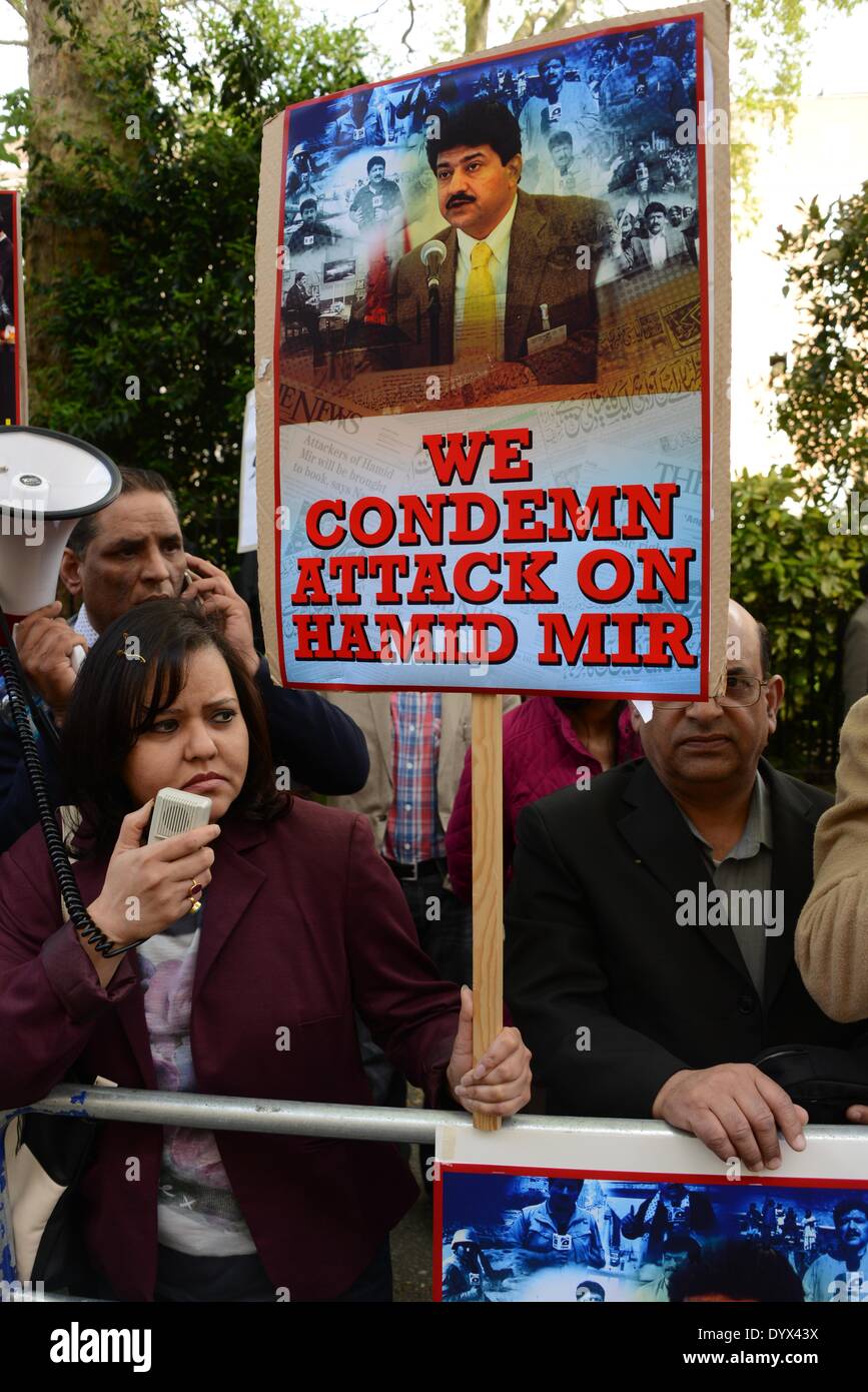 Londres, Angleterre, 26 Avril 14 : Le NUJ Londres chapelle de Geo TV, les manifestants contre la sécurité interne du Pakistan de tentative de meurtre Hamid Mir l'un des plus célèbres du Pakistan à l'extérieur de l'ambassade du Pakistan TV ancres à Londres. Credit : Voir Li/Alamy Live News Banque D'Images