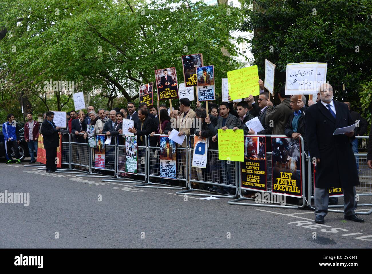 Londres, Angleterre, 26 Avril 14 : Le NUJ Londres chapelle de Geo TV, les manifestants contre la sécurité interne du Pakistan de tentative de meurtre Hamid Mir l'un des plus célèbres du Pakistan à l'extérieur de l'ambassade du Pakistan TV ancres à Londres. Credit : Voir Li/Alamy Live News Banque D'Images