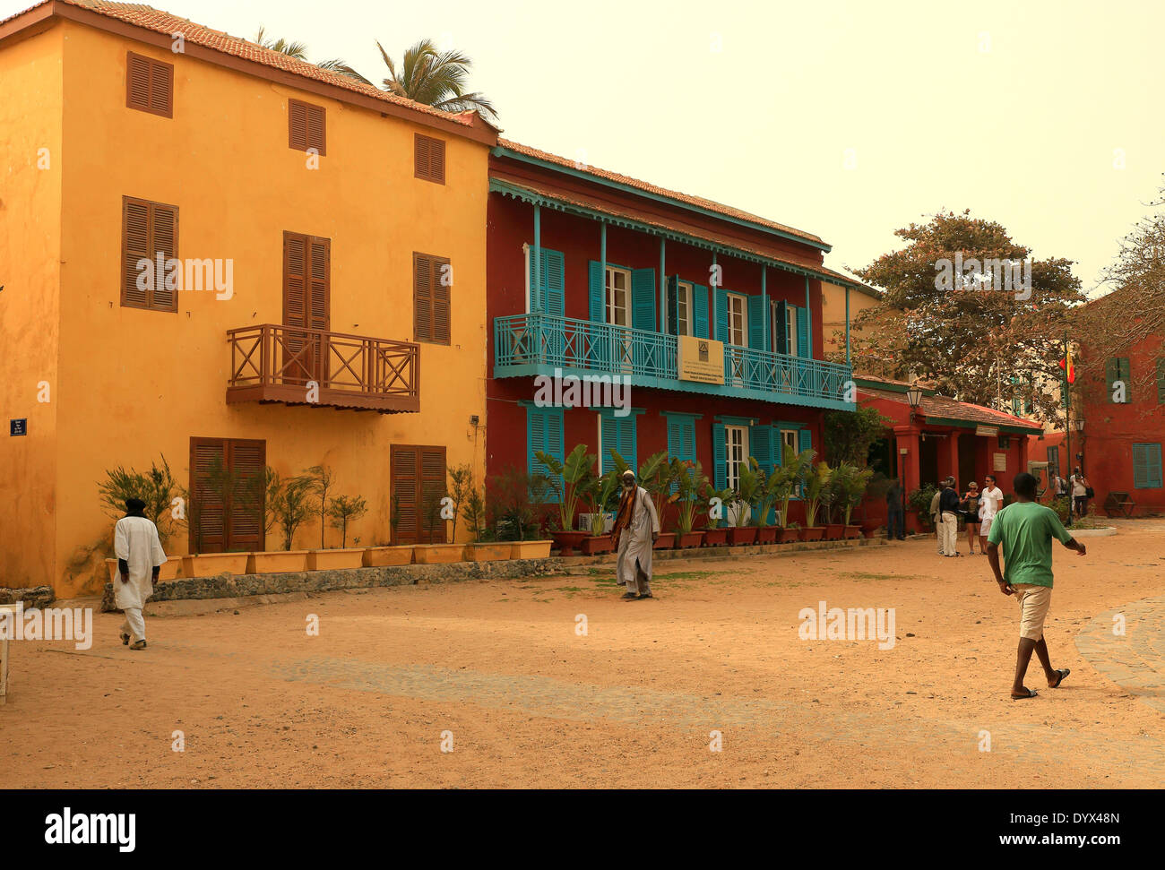 GOREE,Sénégal-AVRIL 13, 2014:les populations locales à pied autour du village, dans le centre de Gorée, le 13 avril 2014 dans Goree-Senegal. Banque D'Images