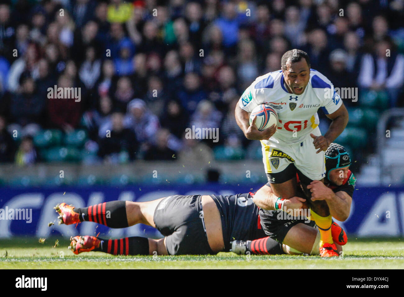 Londres, Royaume-Uni. Apr 26, 2014. Sitiveni SIVIVATU de Clermont Auvergne est abordé par Steve Borthwick et James Johnston (3) de Sarrasins au cours de la demi-finale de la H Cup entre sarrasins et ASM Clermont Auvergne à Twickenham. Credit : Action Plus Sport/Alamy Live News Banque D'Images