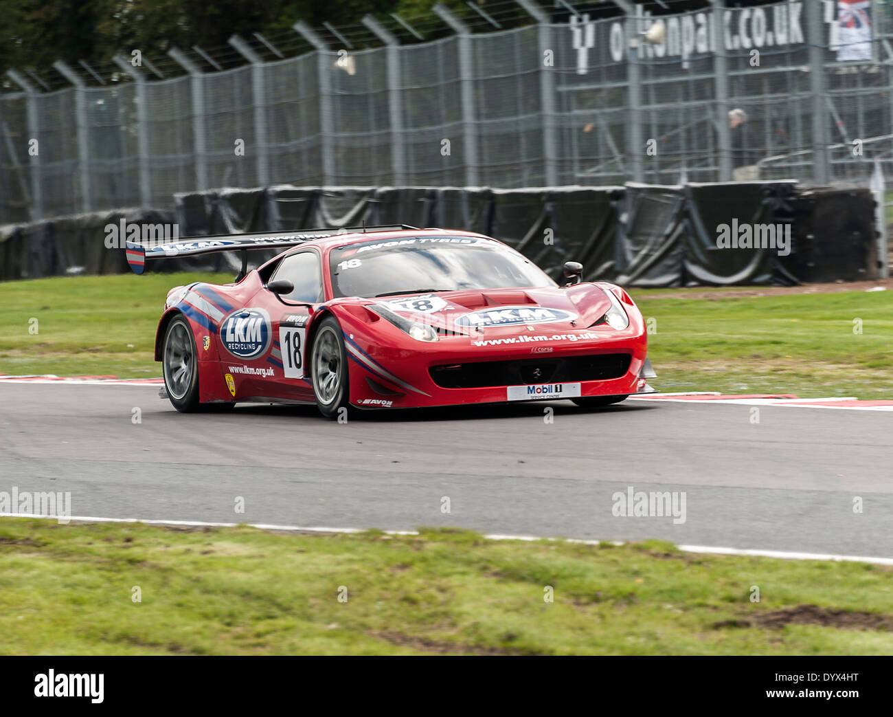 Ferrari 458 Italia Voiture de course Sport en British GT Championship à Oulton Park Motor Racing Circuit Angleterre Cheshire Banque D'Images