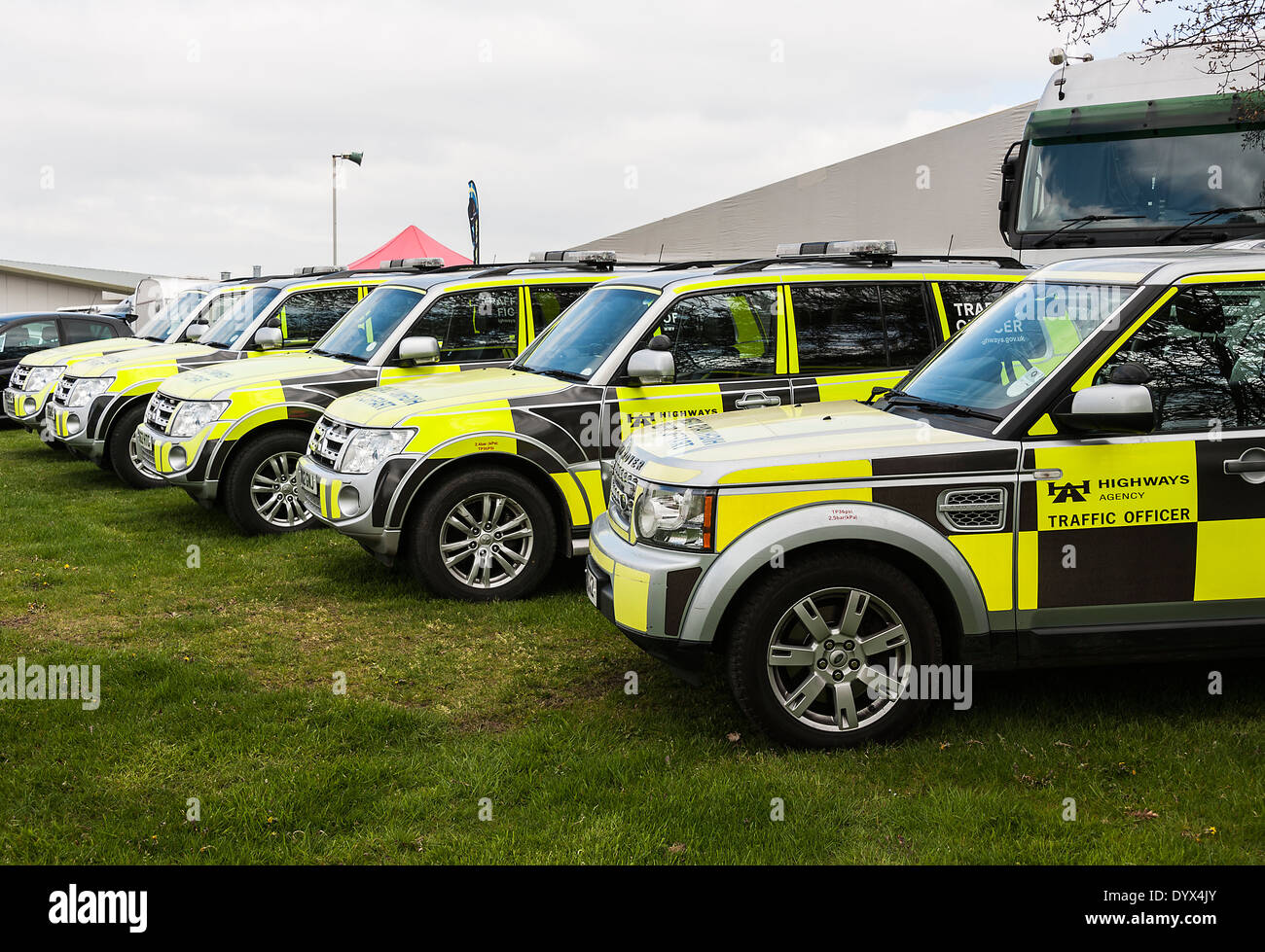 Une ligne de Highways Agency Agent de la circulation les véhicules stationnés à une ligne à Oulton Park Motor Racing Circuit Cheshire England UK Banque D'Images