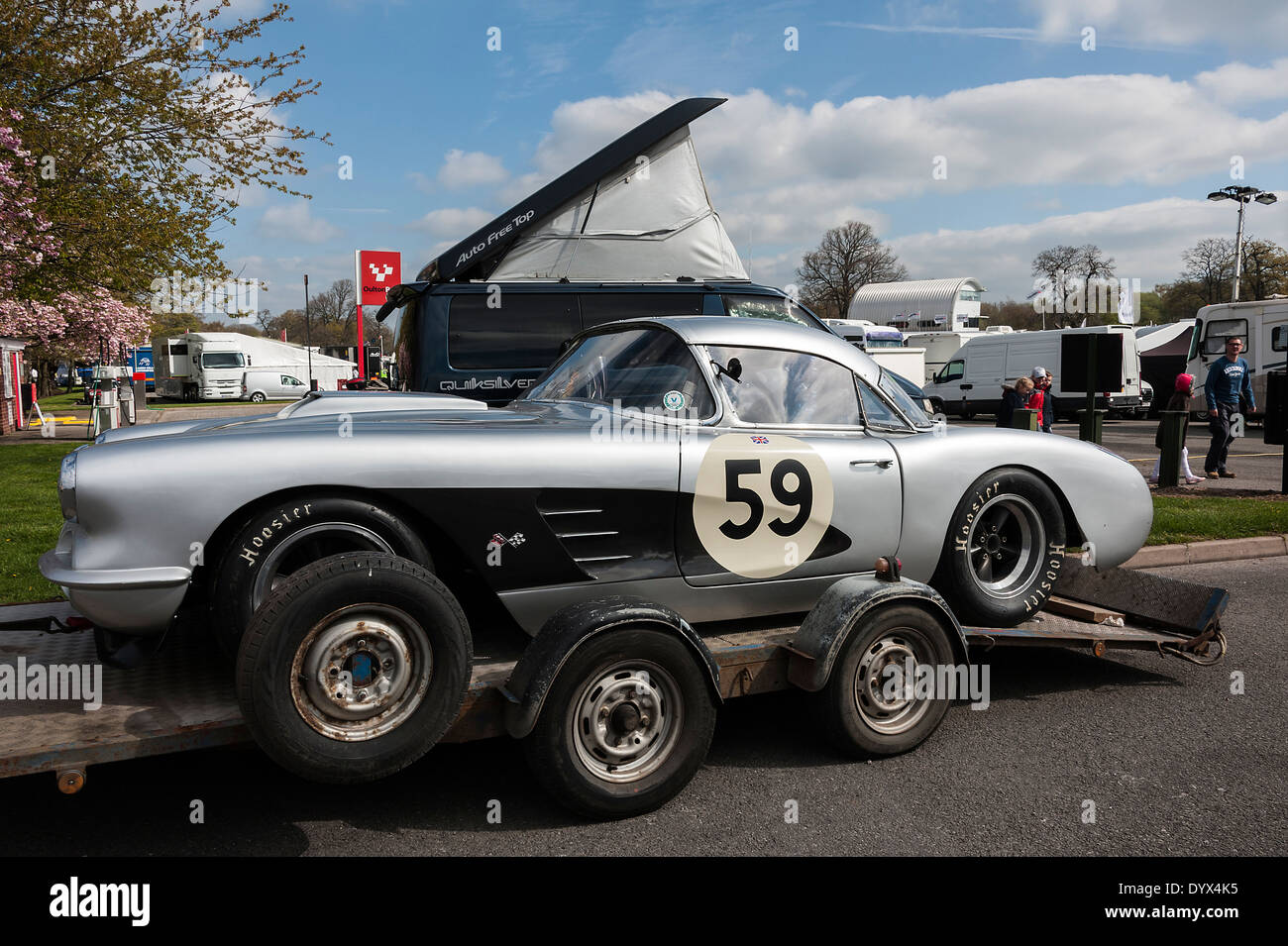 1959 Corvette Voiture de sport sur la remorque avant V8 Historique Racing Association Motor Race à Oulton Park Cheshire England UK Banque D'Images