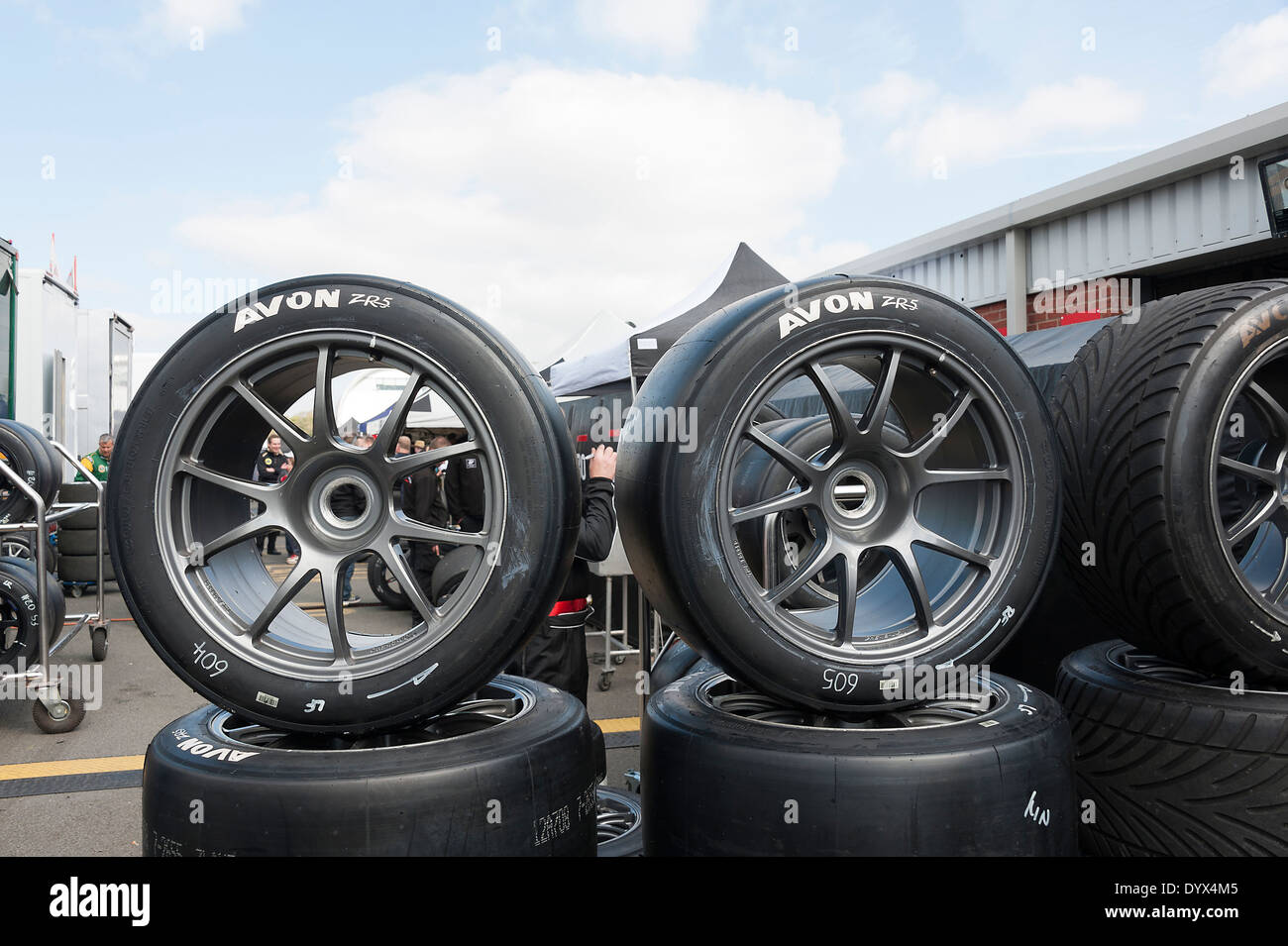 Pneus Slick et humides sur roues pour voitures de course GT dans le Paddock à Oulton Park Motor Racing Circuit Cheshire England UK Banque D'Images