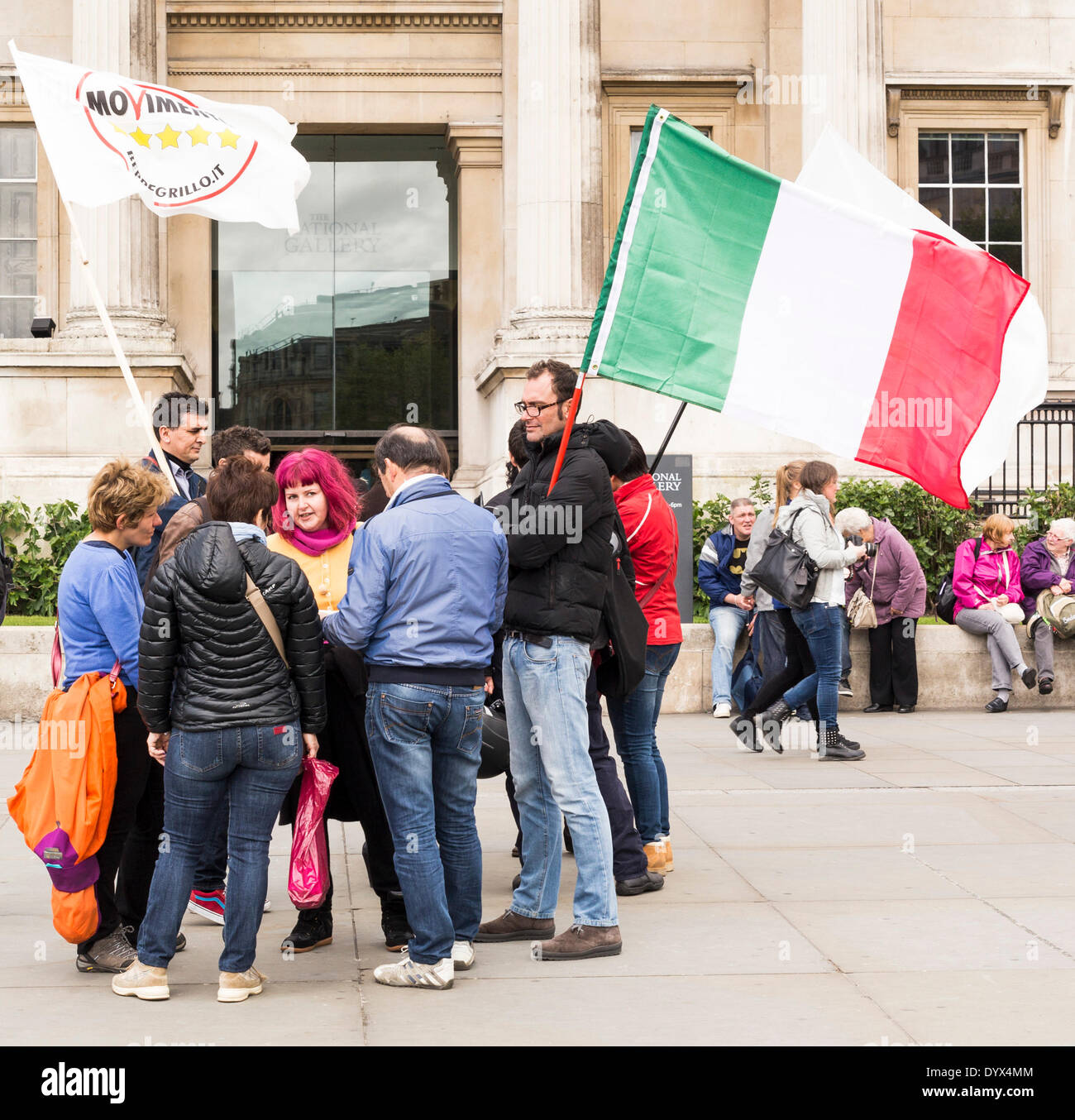 Londres, Royaume-Uni. Apr 26, 2014. Des militants de la succursale britannique de la partie italienne "Mouvement cinq étoiles" prendre part à vous de faire tout le monde sais jour (iciamolo «un tutti') à Trafalgar Square, Londres, Royaume-Uni Le samedi 26 avril 2014. La journée a pour but d'examiner en profondeur les récentes lois italiennes et mesures.Le Mouvement cinq étoiles (Movimento Cinque Stelle, M5S) est un parti politique italien lancé en 2009 par l'ex-comédien Beppe Grillo, et Gianroberto Casaleggio, un stratège Web. Credit : Cecilia Colussi/Alamy Live News Banque D'Images