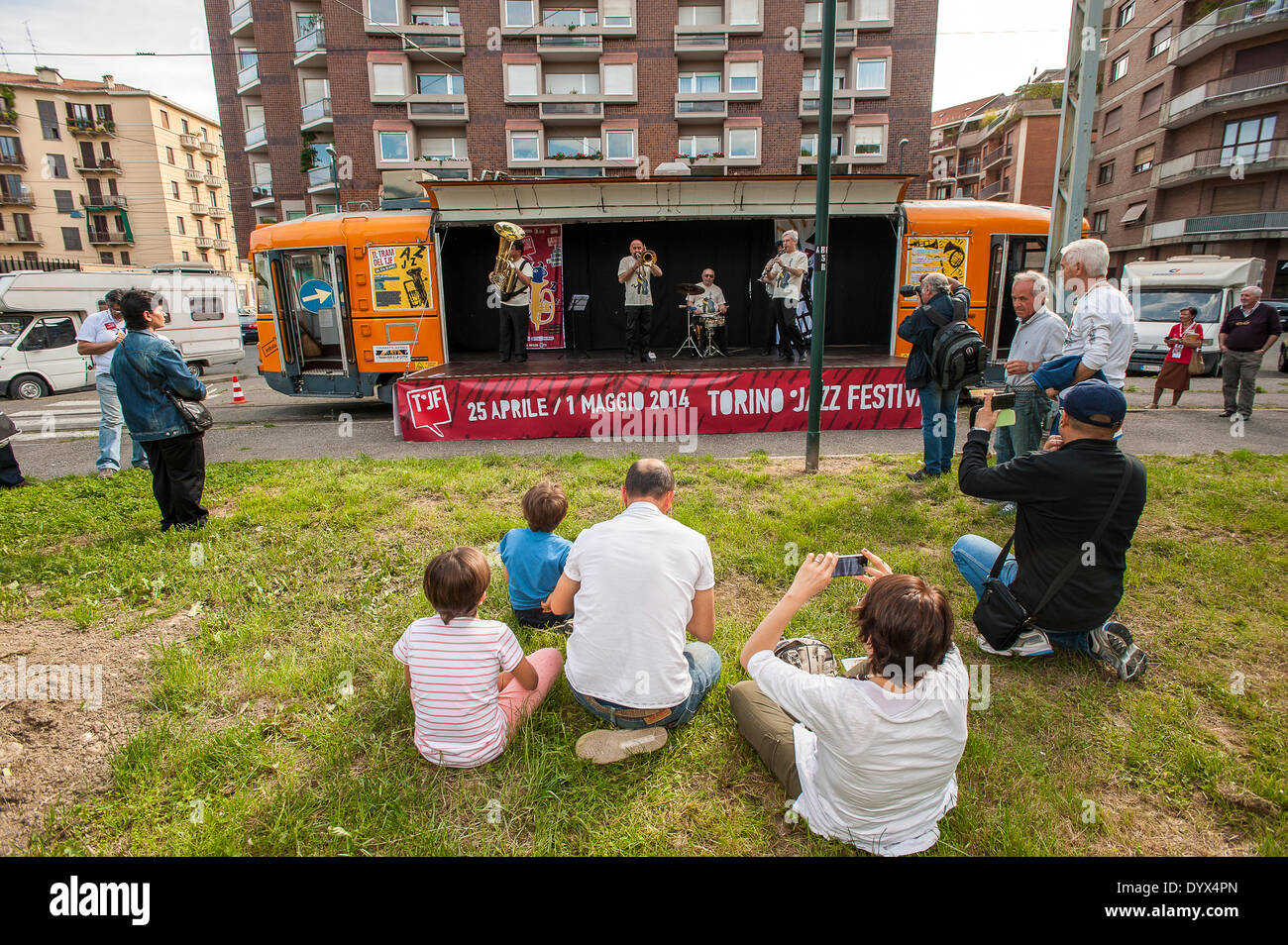 Italie Piémont Turin 26 avril 2014 - 'Torino Jazz Festival ' Tram de la TFJ. Le tramway de TFJ. Du 26 au 30 avril un tramway, mis en scène par le théâtre, s'arrête à deux endroits différents dans la ville. La Lippi Jazz Band se produira dans cet espace, avec un répertoire Dixieland et New Orleans Credit : Realy Easy Star/Alamy Live News Banque D'Images