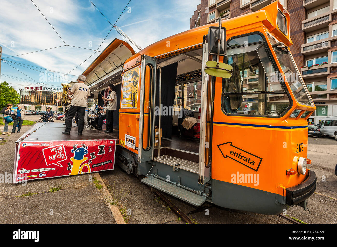 Italie Piémont Turin 26 avril 2014 - 'Torino Jazz Festival ' Tram de la TFJ. Le tramway de TFJ. Du 26 au 30 avril un tramway, mis en scène par le théâtre, s'arrête à deux endroits différents dans la ville. La Lippi Jazz Band se produira dans cet espace, avec un répertoire Dixieland et New Orleans Credit : Realy Easy Star/Alamy Live News Banque D'Images
