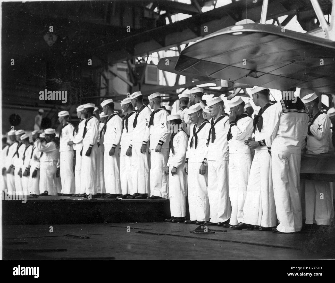 L'USS Langley (CV-1), le premier porte-avions de l'US Navy, est montré en cours d'inspection. Le navire était un élément clé de l'aviation navale pendant son service, rebaptisé USS Langley (AV-3). L'image met en évidence son pont hangar et les opérations de l'aviation navale, conservés au San Diego Air and Space Museum. Banque D'Images