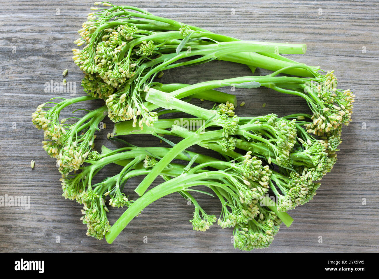 Tiges de brocoli frais sur une surface en bois Banque D'Images