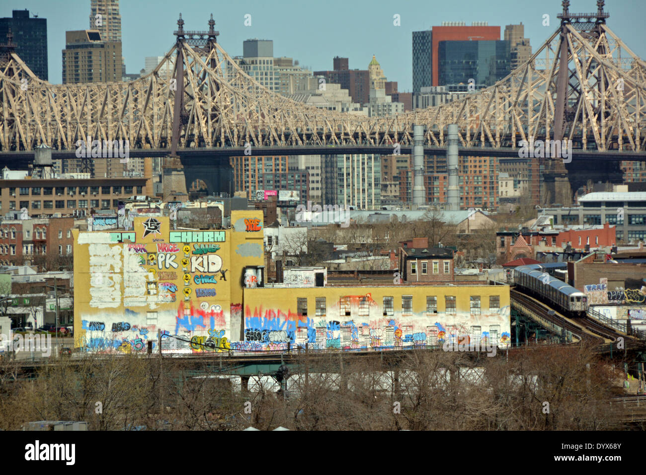 5 graffiti Pointz musée avec la 59e Rue et pont de Manhattan en arrière-plan et le métro dans l'avant-plan. Banque D'Images