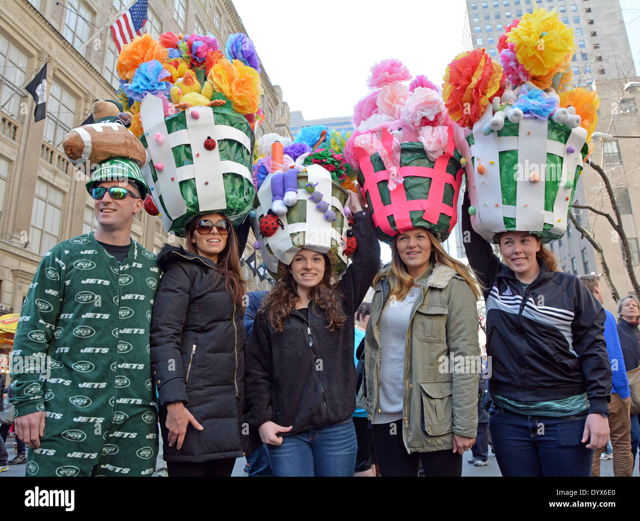 4 personnes dans scostumes étrange et de chapeaux à la parade de Pâques à Midtown Manhattan, New York City Banque D'Images