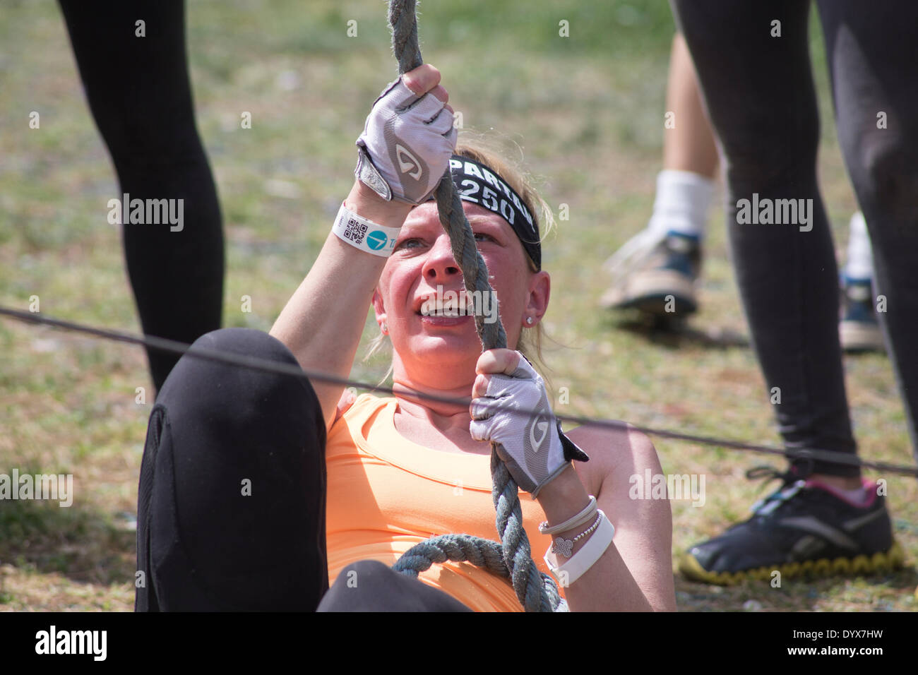 Rome, Italie. Apr 26, 2014. Spartan Race est un effort 'forte' race qui comportent plus de 3 000 athlètes, amateurs et surtout pas des professionnels. Temps Firs en Italie, la course d'obstacles n'ont que des murs à grimper, filets, game e levage de poids Crédit : Francesco Gustincich/Alamy Live News Banque D'Images