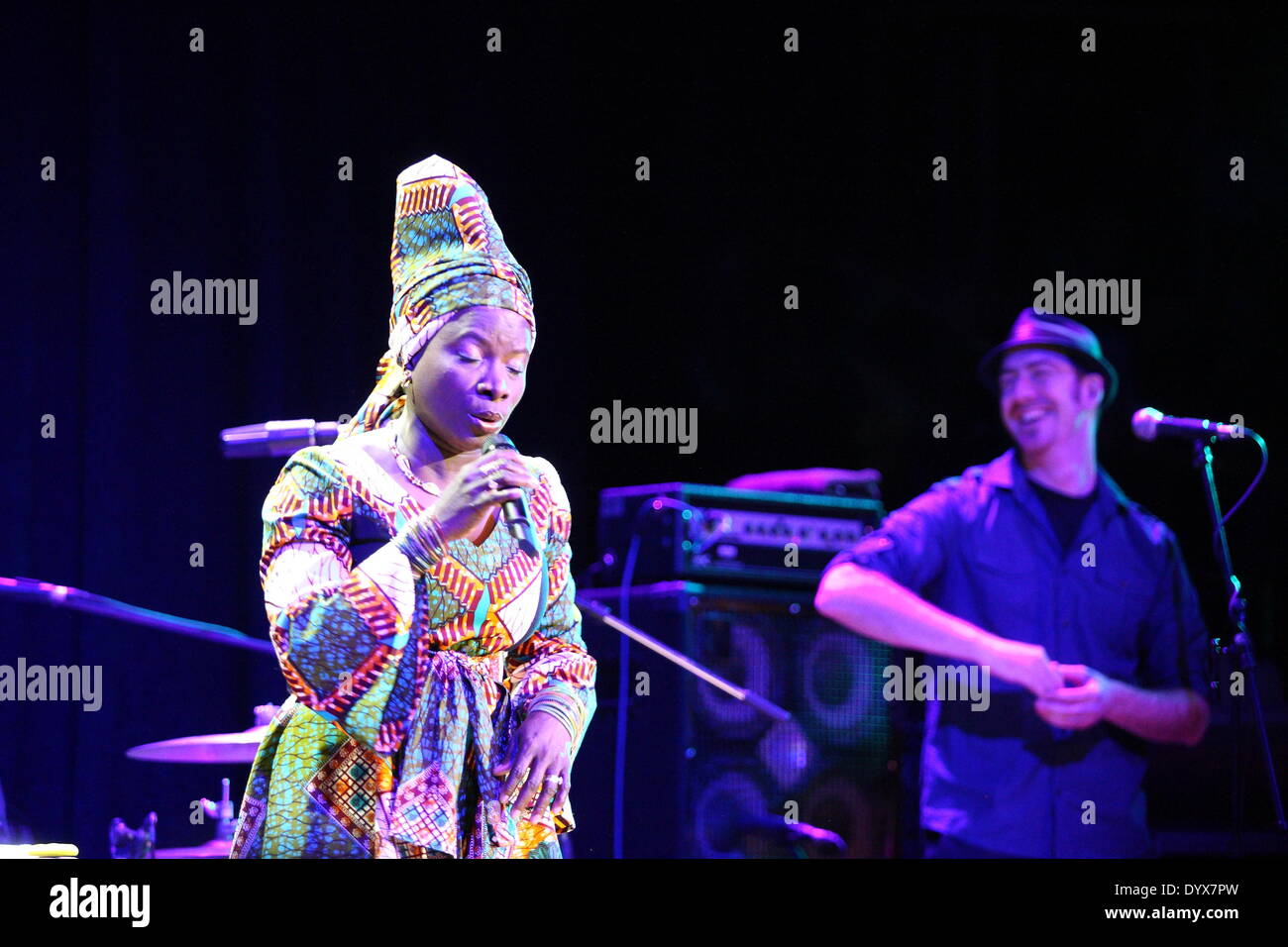 Gdansk, Pologne 26ème, avril 2014 Grammy Award''"gagner Beninoise singer Angelique Kidjo effectue vivre pendant la sieste du Festival dans le Polish Orchestre Philharmonique Baltique de Gdansk. Credit : Michal Fludra/Alamy Live News Banque D'Images