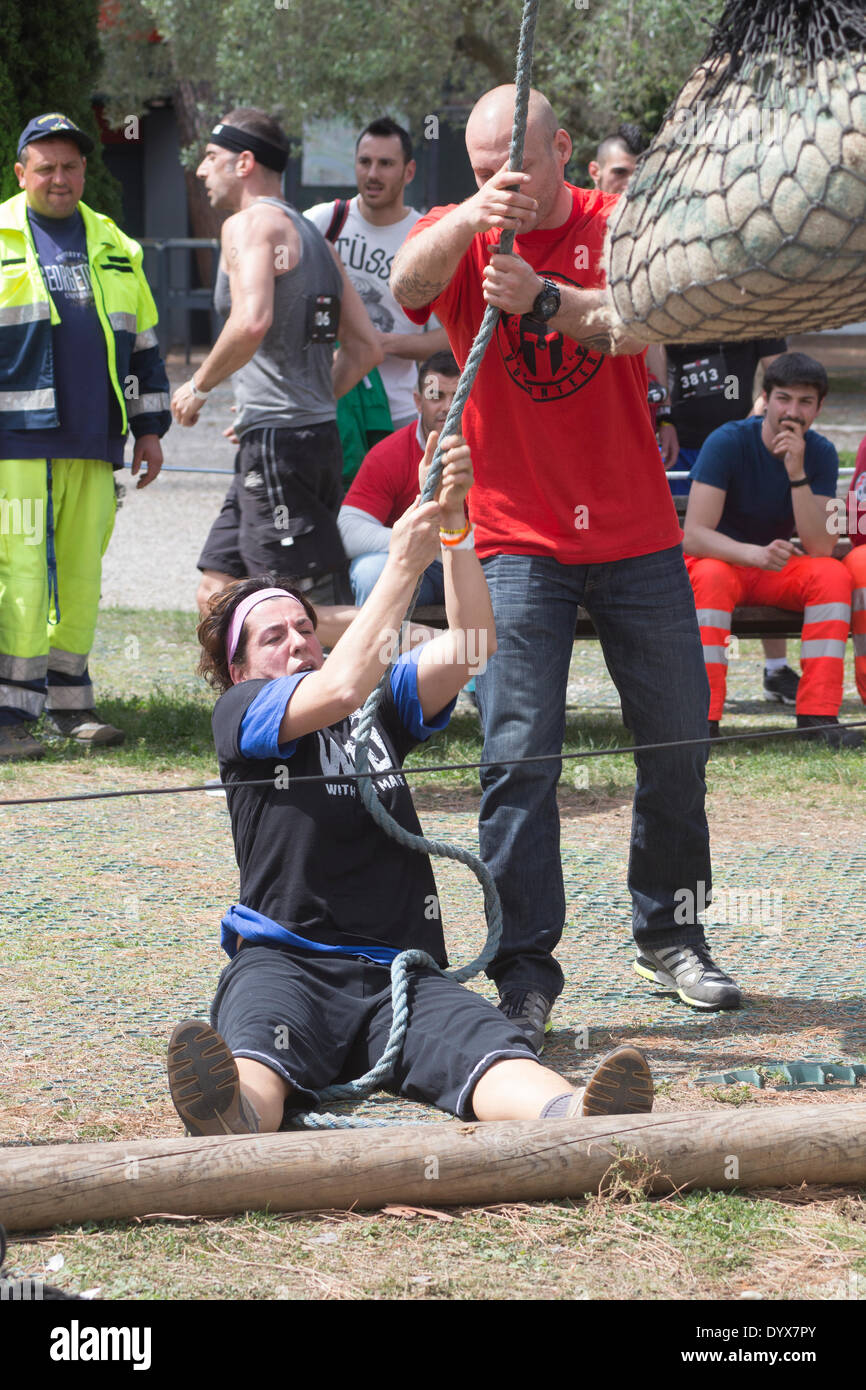 Rome, Italie. Apr 26, 2014. Spartan Race est un effort 'forte' race qui comportent plus de 3 000 athlètes, amateurs et surtout pas des professionnels. Temps Firs en Italie, la course d'obstacles n'ont que des murs à grimper, filets, game e levage de poids Crédit : Francesco Gustincich/Alamy Live News Banque D'Images