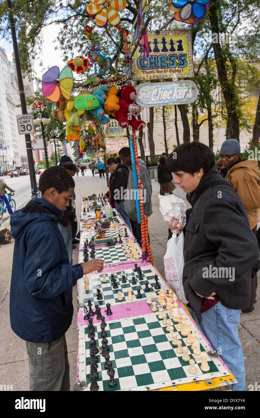 Les gens jouant aux échecs le long de South Michigan Avenue à Chicago, IL. Banque D'Images