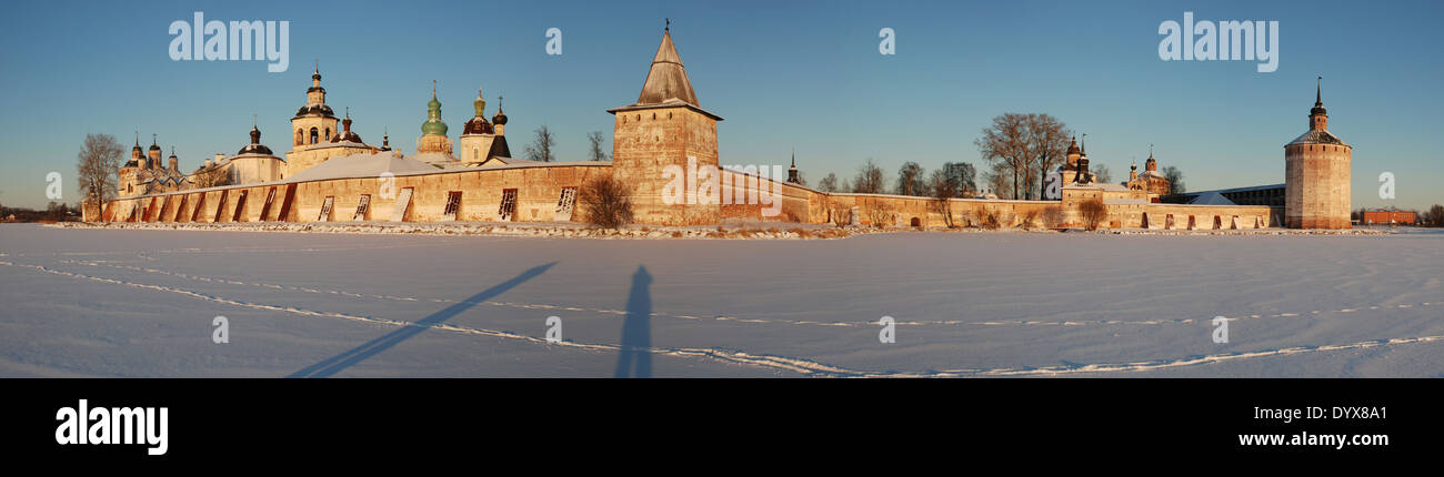 Panorama d'hiver russe de monastère de glace du lac Banque D'Images