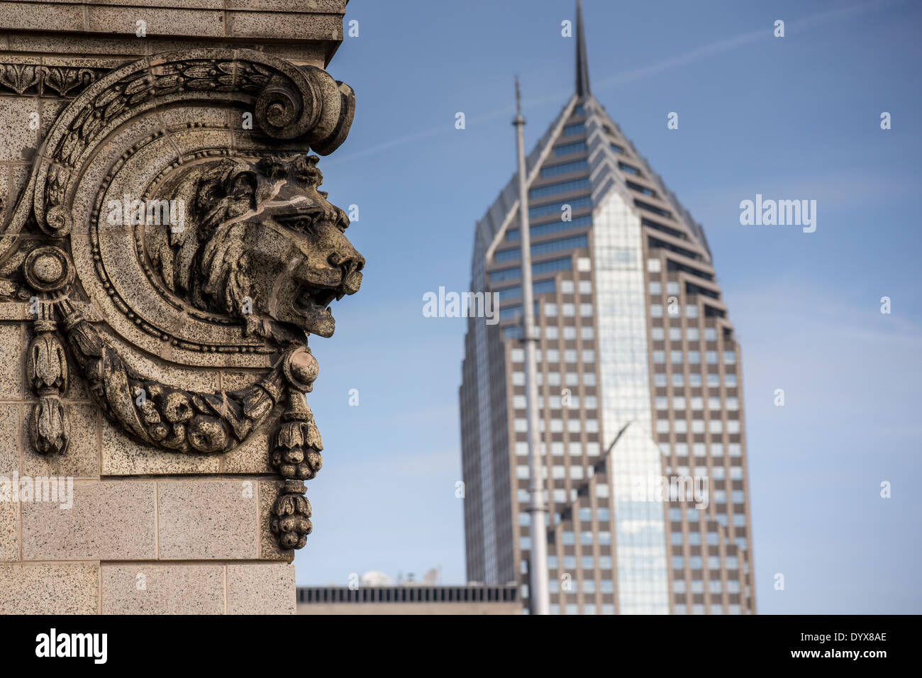 Lions Head sur un bâtiment avec Two Prudential Plaza Tower vu de la falaise citadins Club de Chicago, Illinois USA Banque D'Images