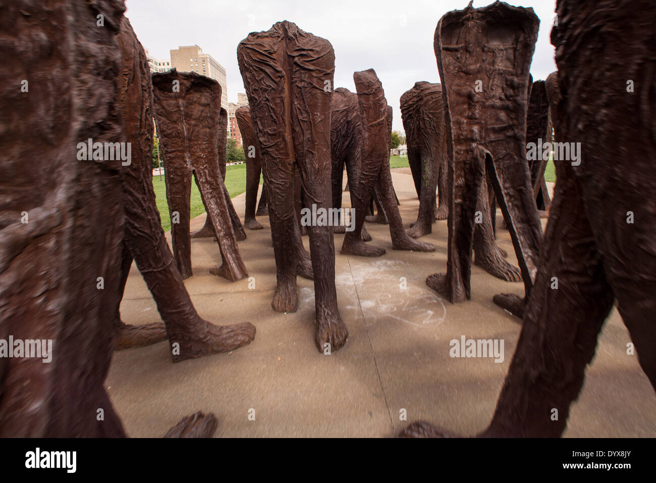 Agora un groupe de 106 sans bras et sans tête fer à repasser des sculptures de l'artiste polonais Magdalena Abakanowicz, à Grant Park, Chicago Illinois USA Banque D'Images