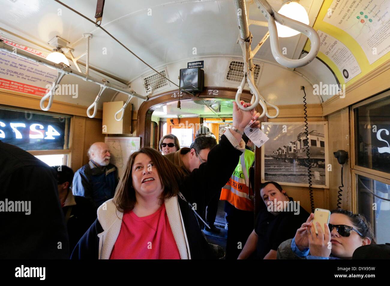 Skokie, Illinois USA. 26 avril 2014. En célébration de 50 années de fonctionnement de l'Skokie Swift (ligne jaune), l'OTC a exécuté une années 20 vintage '4000' train. L'événement a attiré des ferroviphiles mais régulières sont surpris lorsque le vieux train tiré dans les gares. N'importe qui pourrait monter le train, les tarifs réguliers appliqués. Credit : Todd Bannor/Alamy Live News Banque D'Images