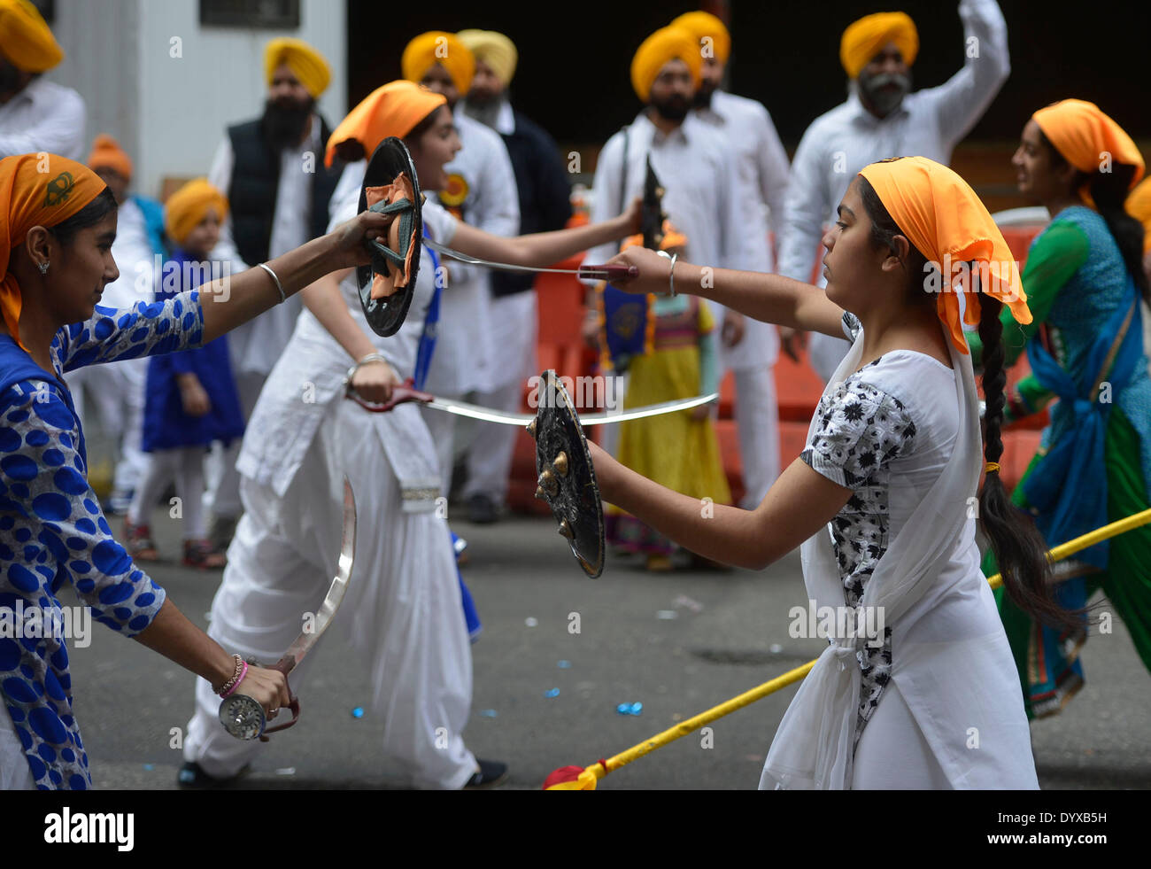 New York, USA. Apr 26, 2014. Les femmes sikhes assister à défilé Sikh à Manhattan, New York, États-Unis, le 26 avril 2014. L'assemblée annuelle tenue en parade sikhe NYC Manhattan est une célébration du Jour du Vaisakhi et a lieu au mois d'avril correspondant à l'agenda des mois le sikhisme Nanakshahi Vaisakh. Credit : Wang Lei/Xinhua/Alamy Live News Banque D'Images