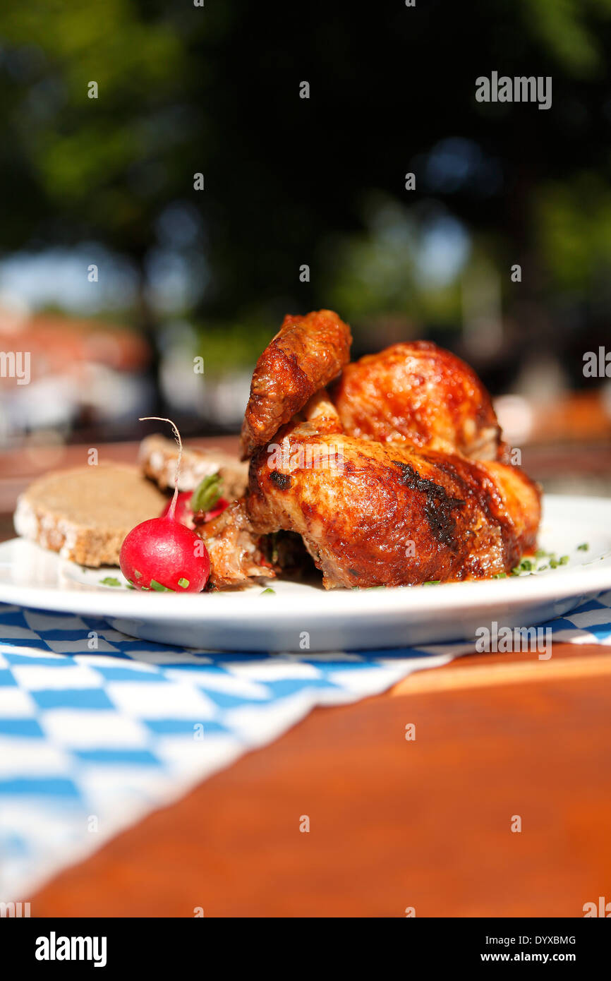 La moitié du poulet dans un café traditionnel en plein air à Munich Banque D'Images