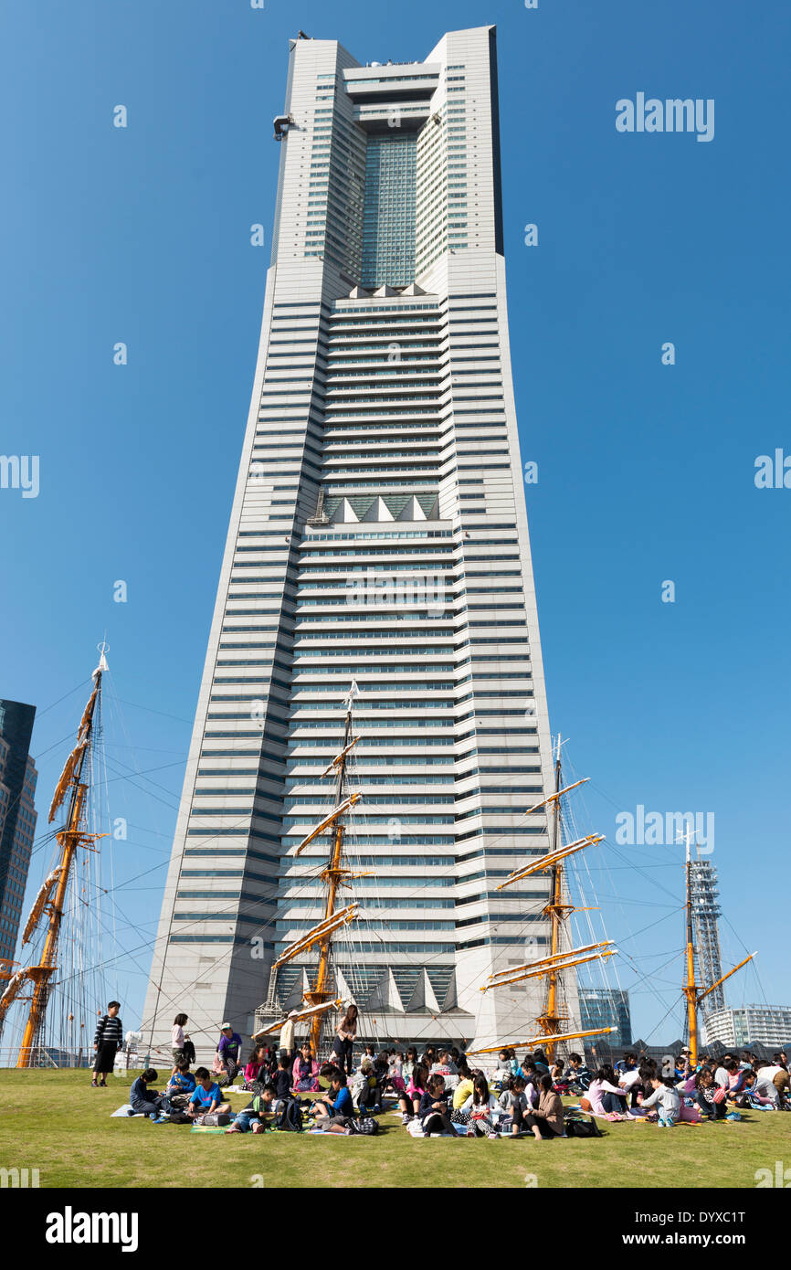 Groupe scolaire en face de la Nippon Maru et Yokohama Landmark Tower Yokohama, Japon Banque D'Images