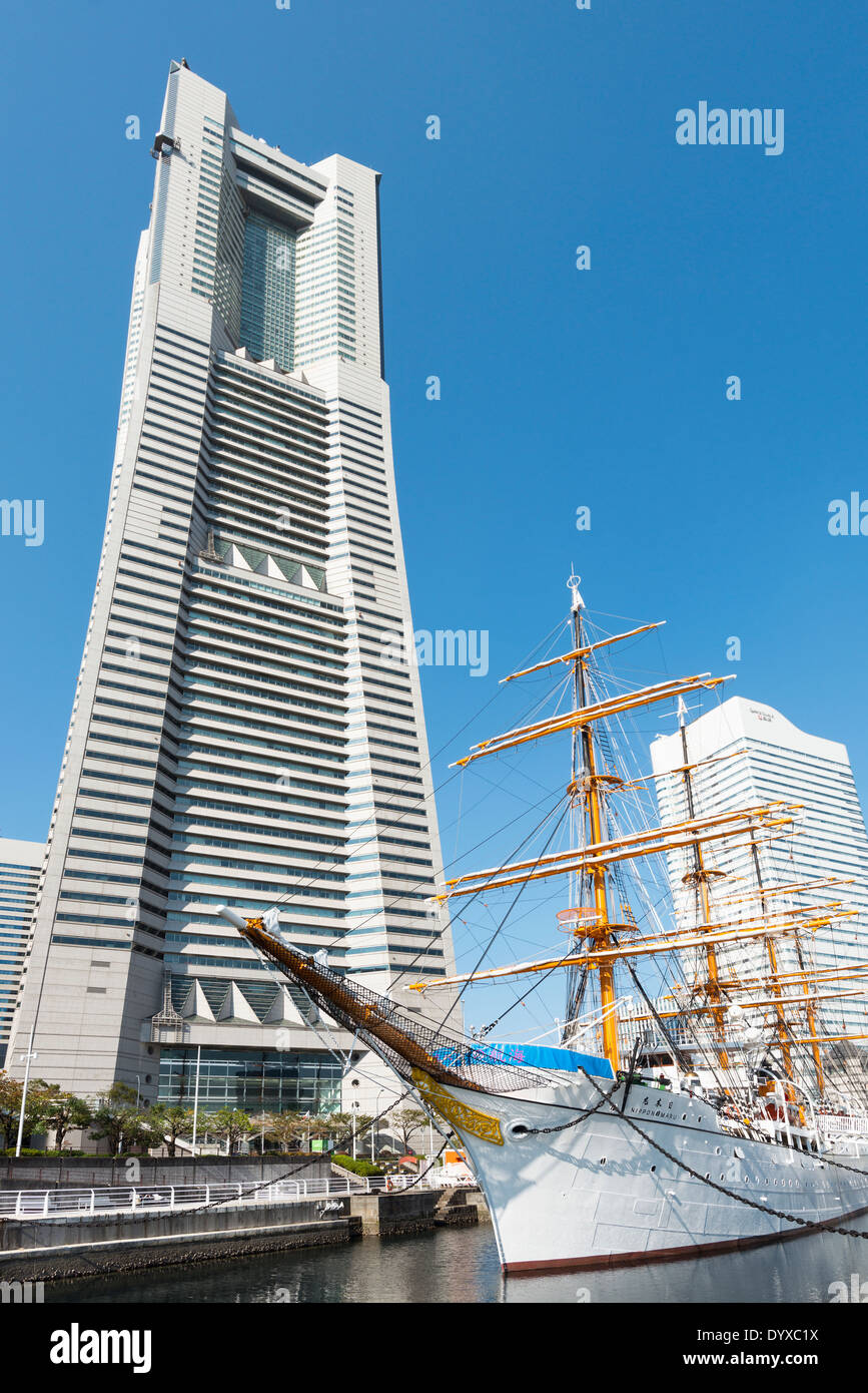 Nippon Maru et Yokohama Landmark Tower Yokohama, Japon Banque D'Images