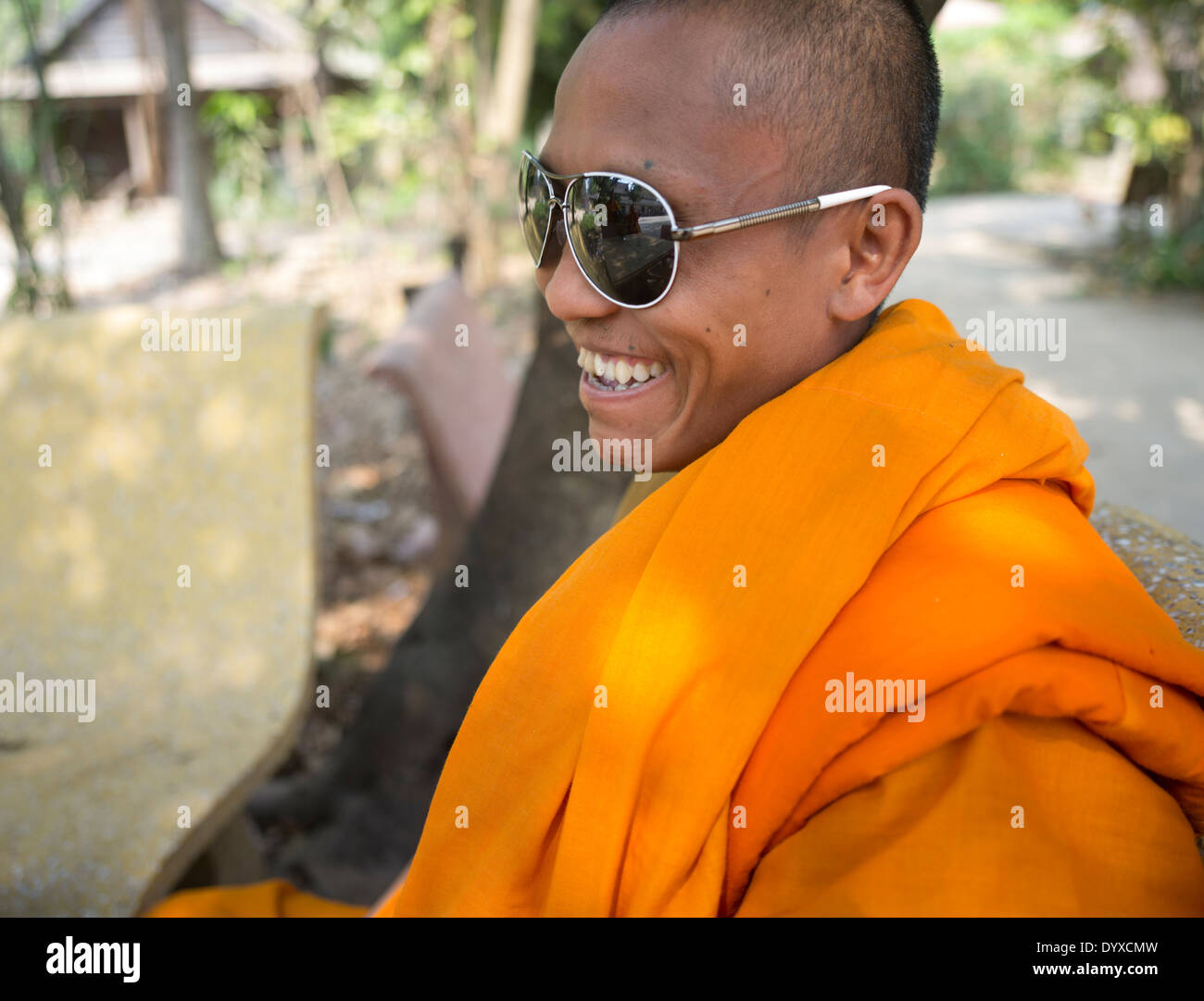 Young smiling moine bouddhiste au Ray Ban Sunglasses at Wat Athvea Temple, Siem Reap, Cambodge Banque D'Images