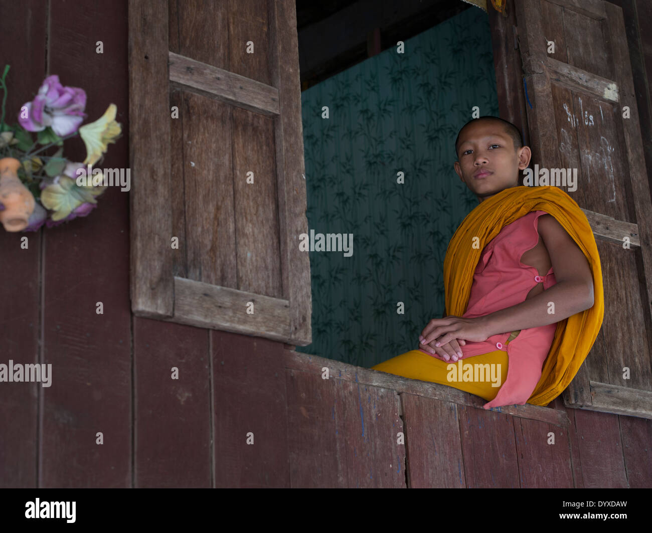 Jeune moine dans la fenêtre, Angkor Wat, Siem Reap, Cambodge Banque D'Images