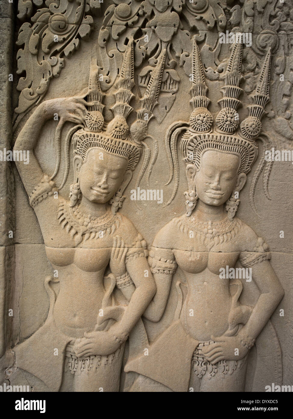 Grès Apsara bas-relief sculpté à Angkor Wat, Temple bouddhiste, Siem Reap, Cambodge Banque D'Images